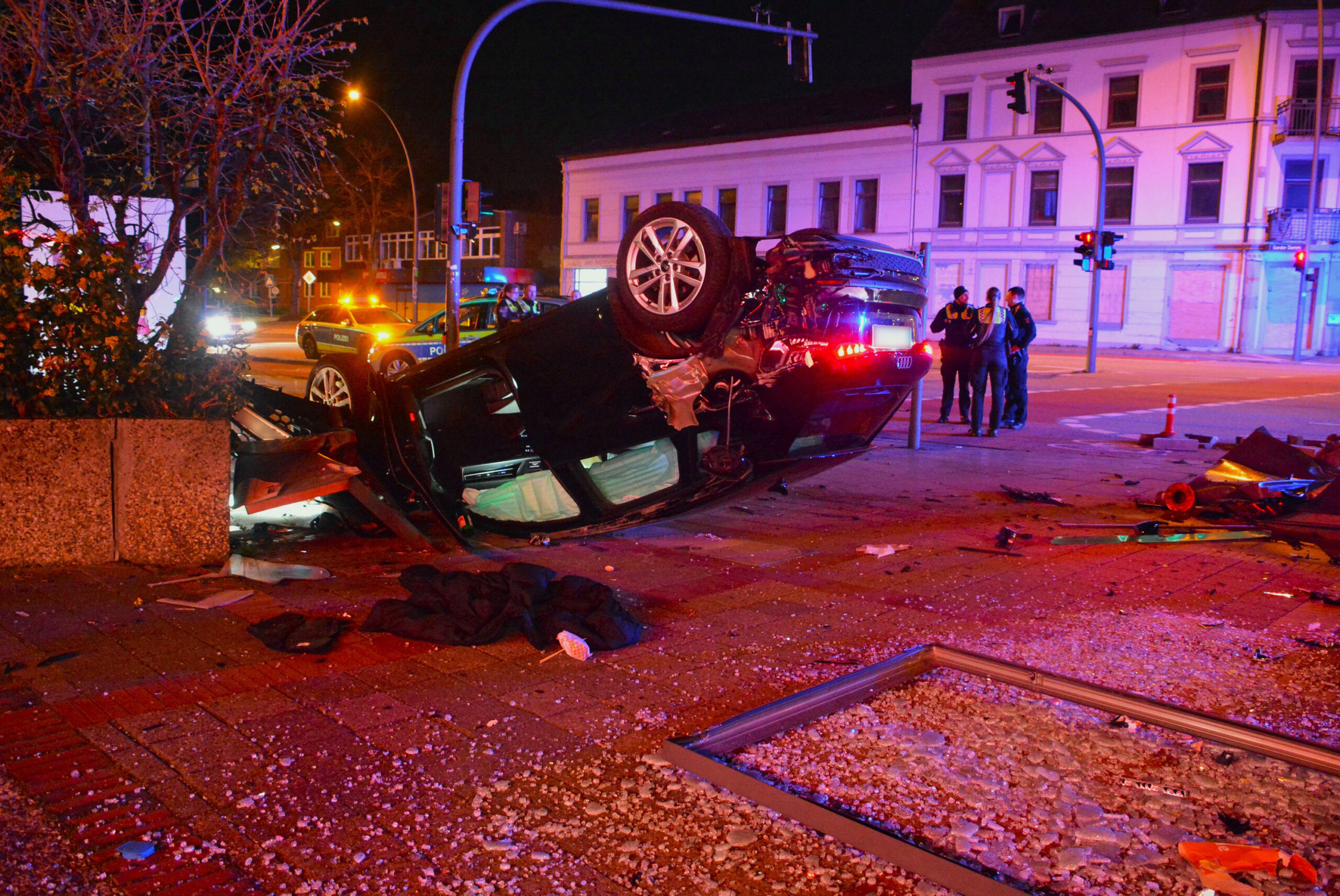 Der Fahrer flüchtete und ließ einen weiteren Insassen verletzt im Auto zurück.
