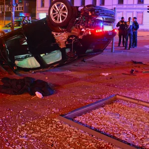 Der Fahrer flüchtete und ließ einen weiteren Insassen verletzt im Auto zurück.