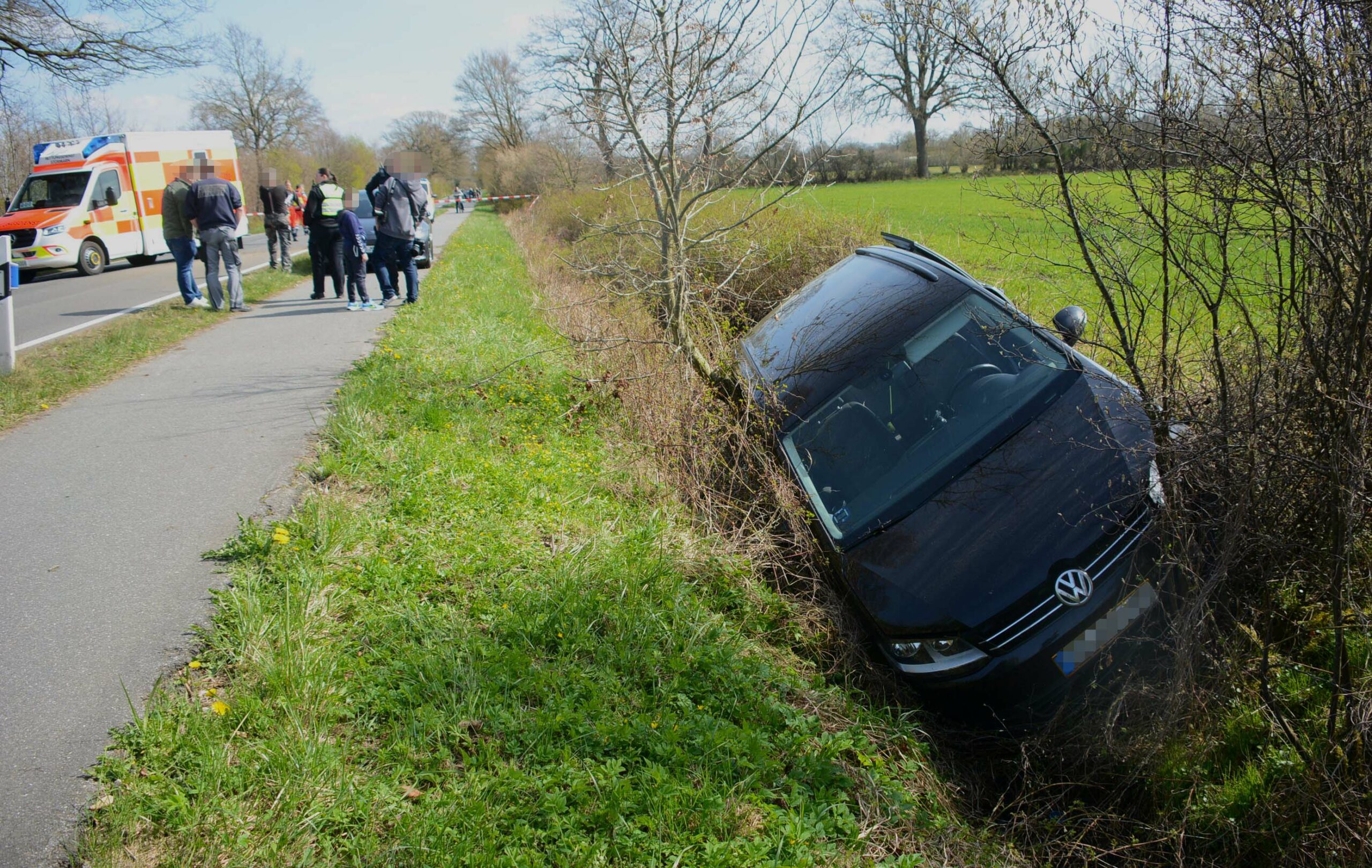 Der VW Sharan landete in einem Graben bei Bargteheide. Eine Person wurde verletzt.