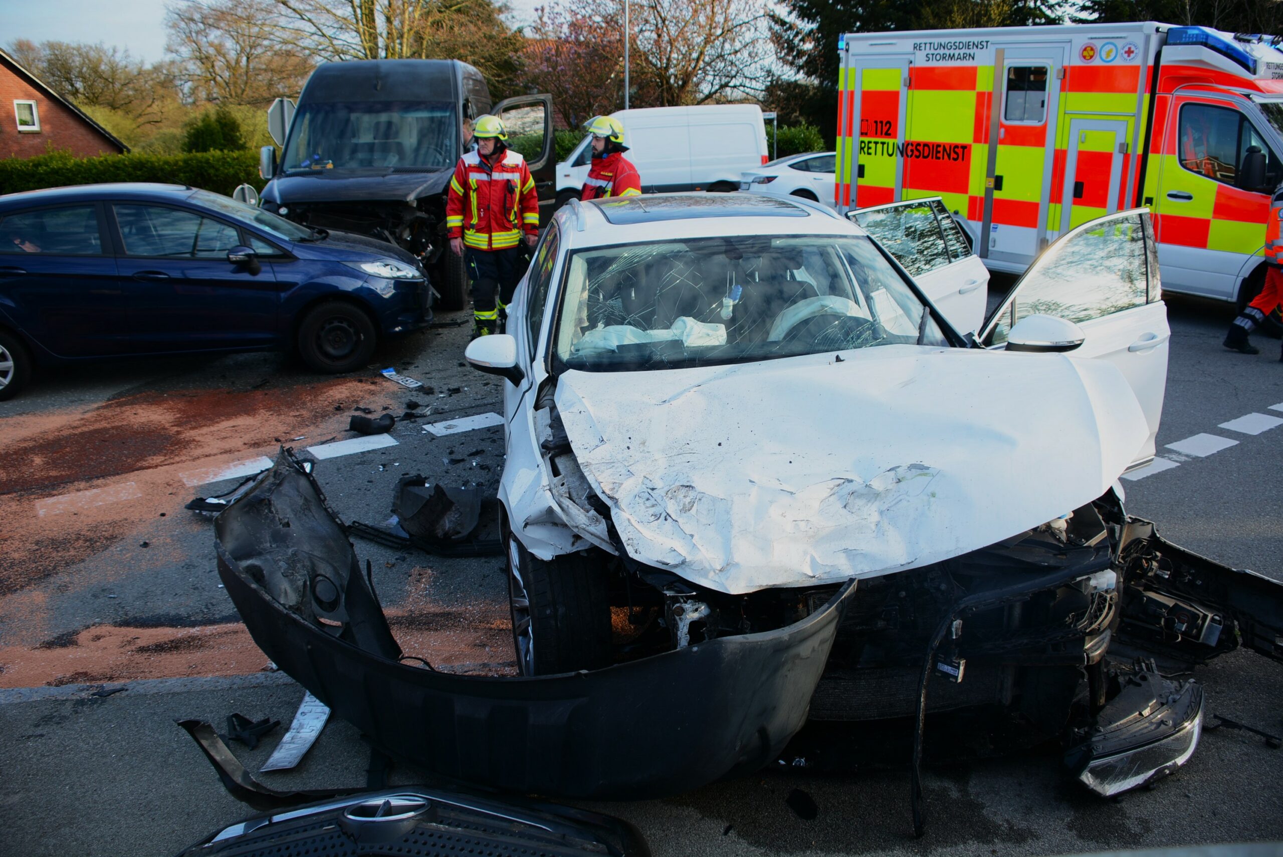 Nach den Unfällen glich die Kreuzung einem Trümmerfeld.