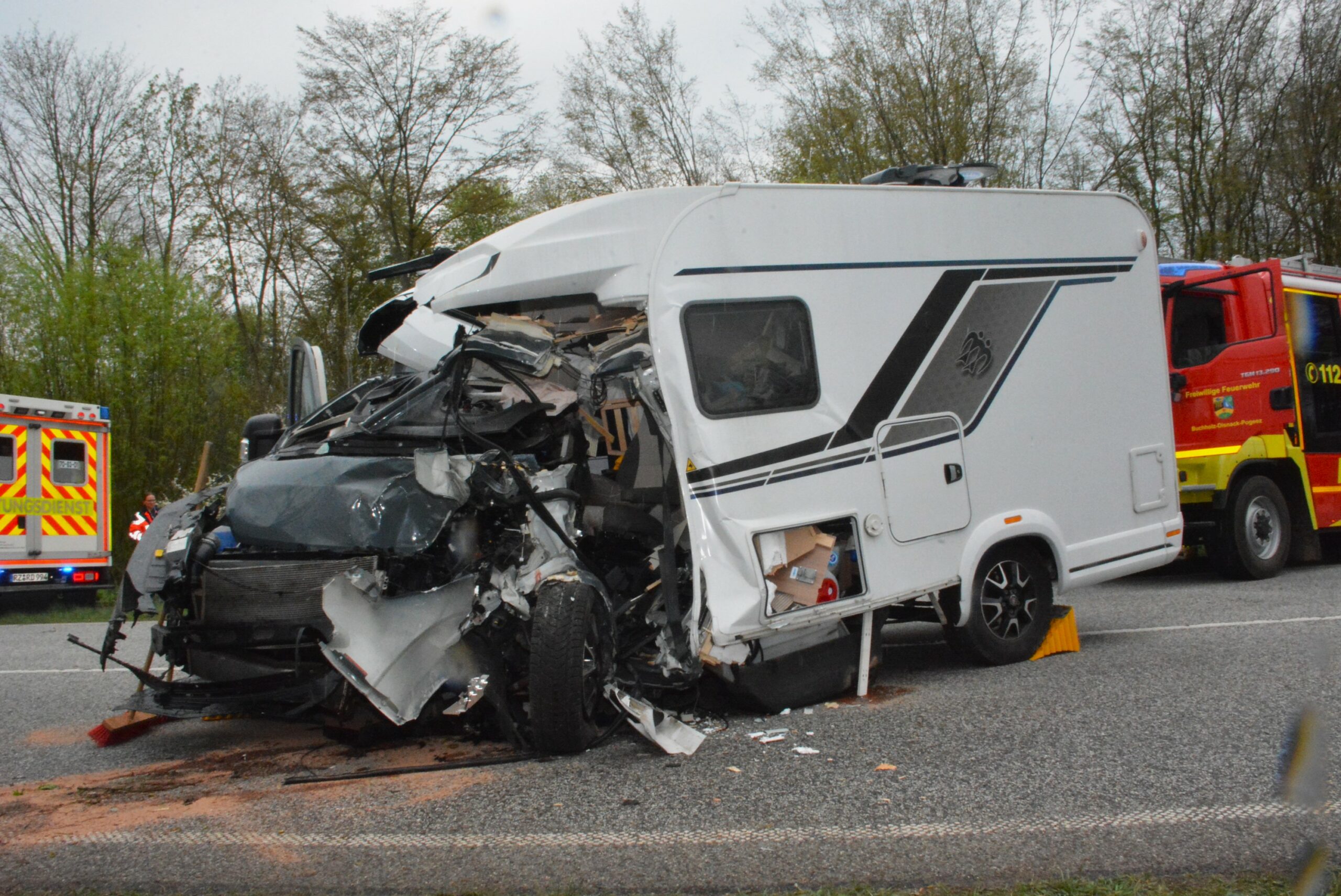 Das Wohnmobil kam von der Straße ab und krachte gegen einen Baum.