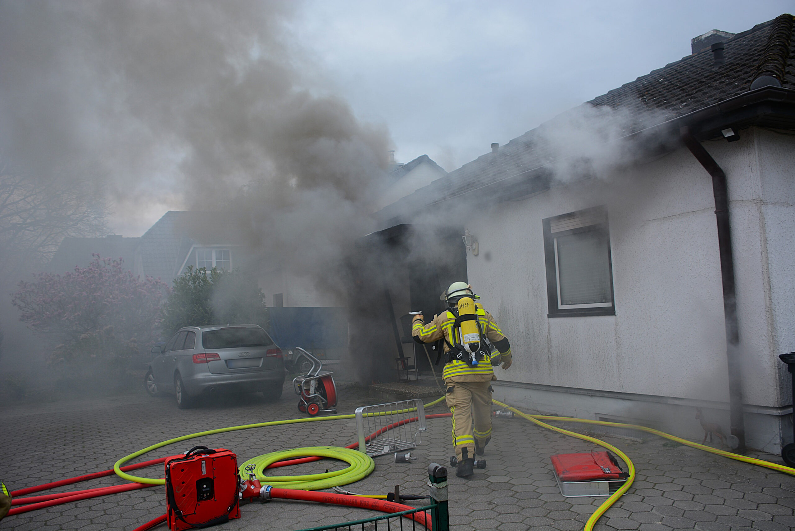 Dichter Qualm erschwerte die Rettungsarbeiten der Feuerwehr.