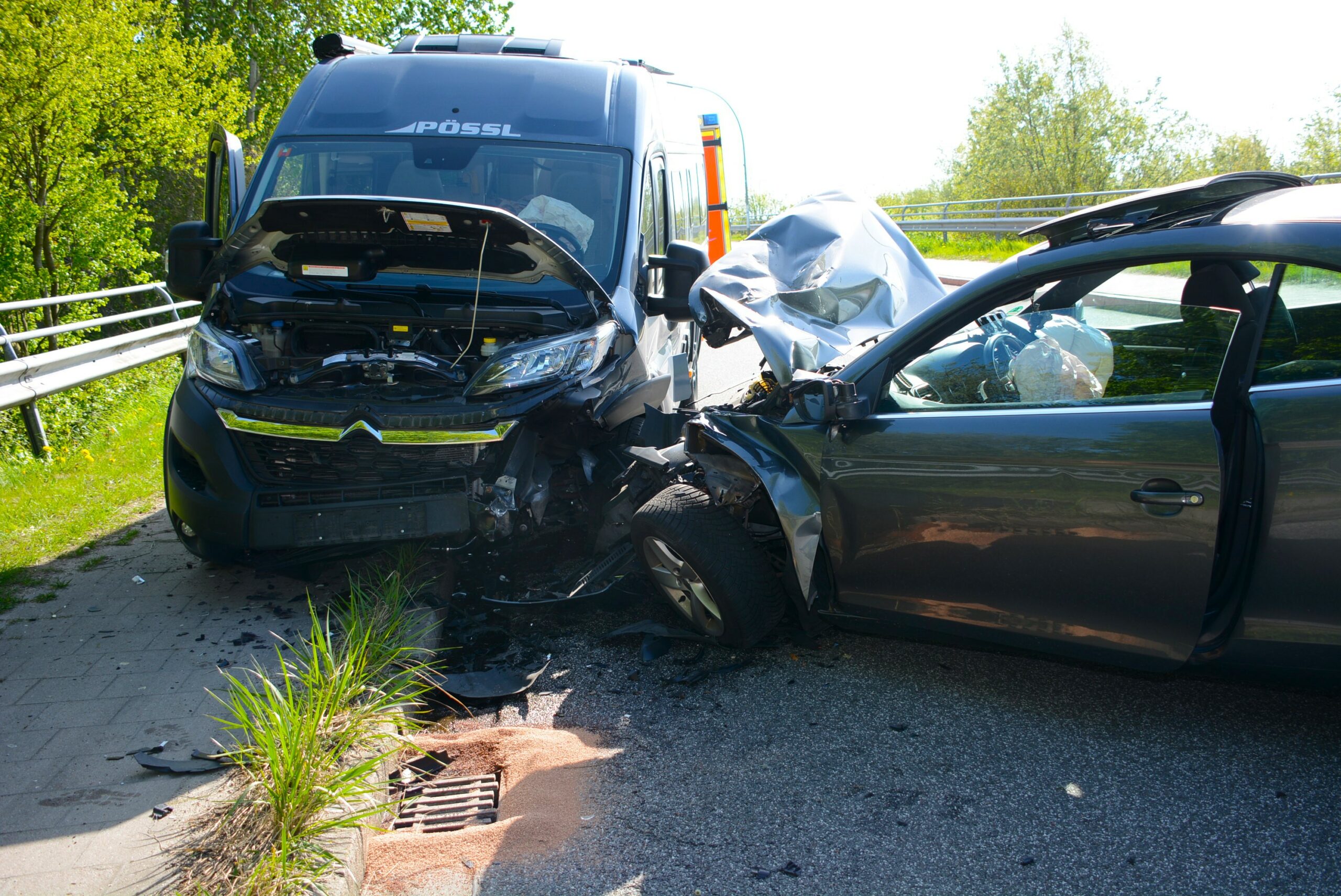 In Bergedorf sind ein Pkw und ein Wohnwagen ineinander gekracht.