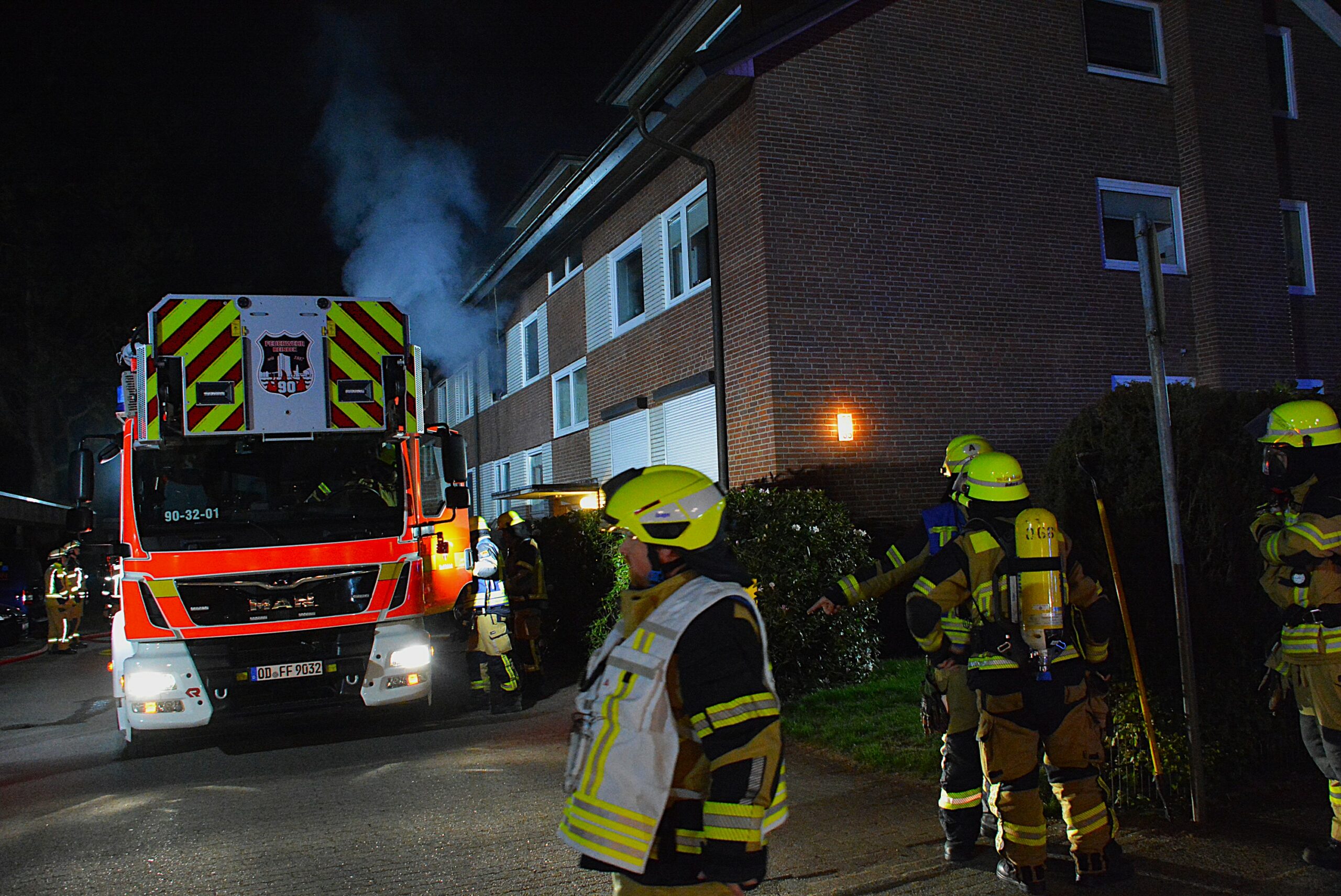 Wohnungsbrand in Reinbek. Flammen schlagen aus Fenster – mehrere Bewohner gerettet
