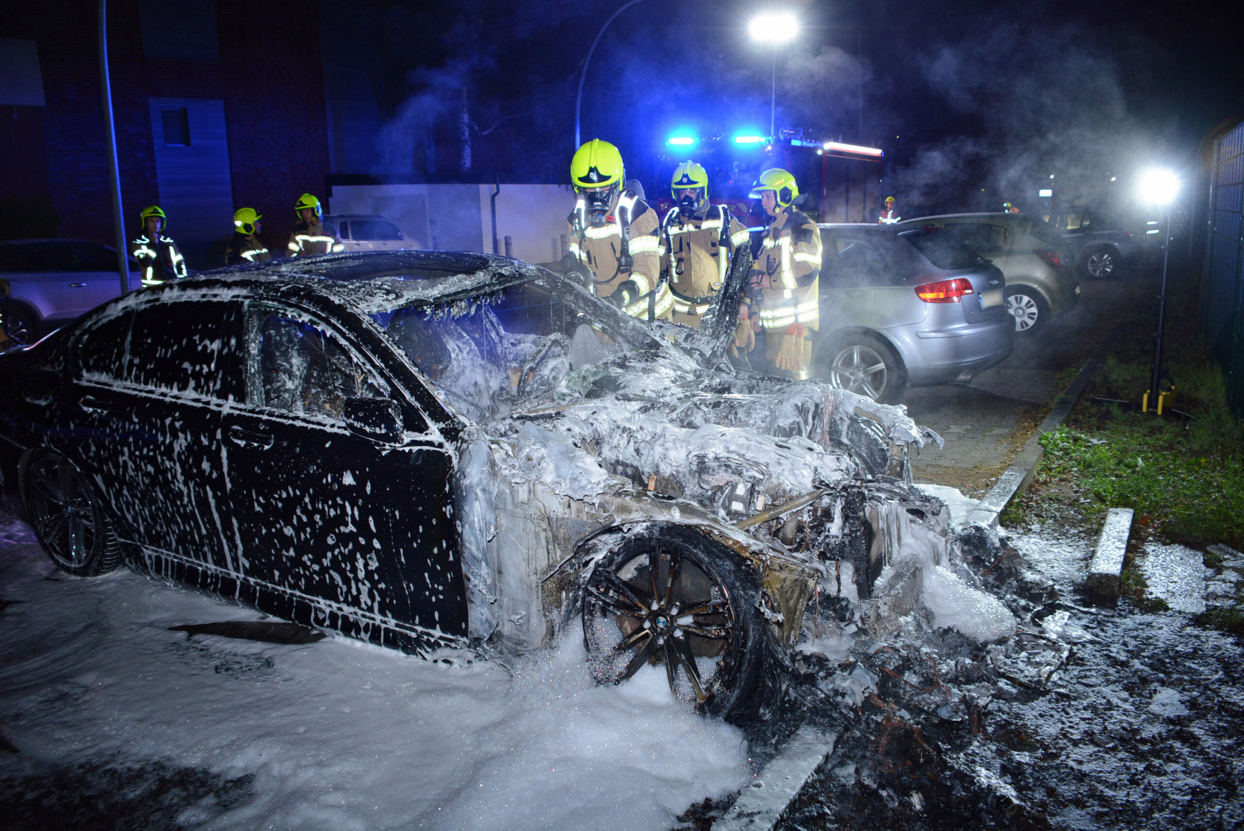 Auch dieser BMW wurde Opfer der Flammen.