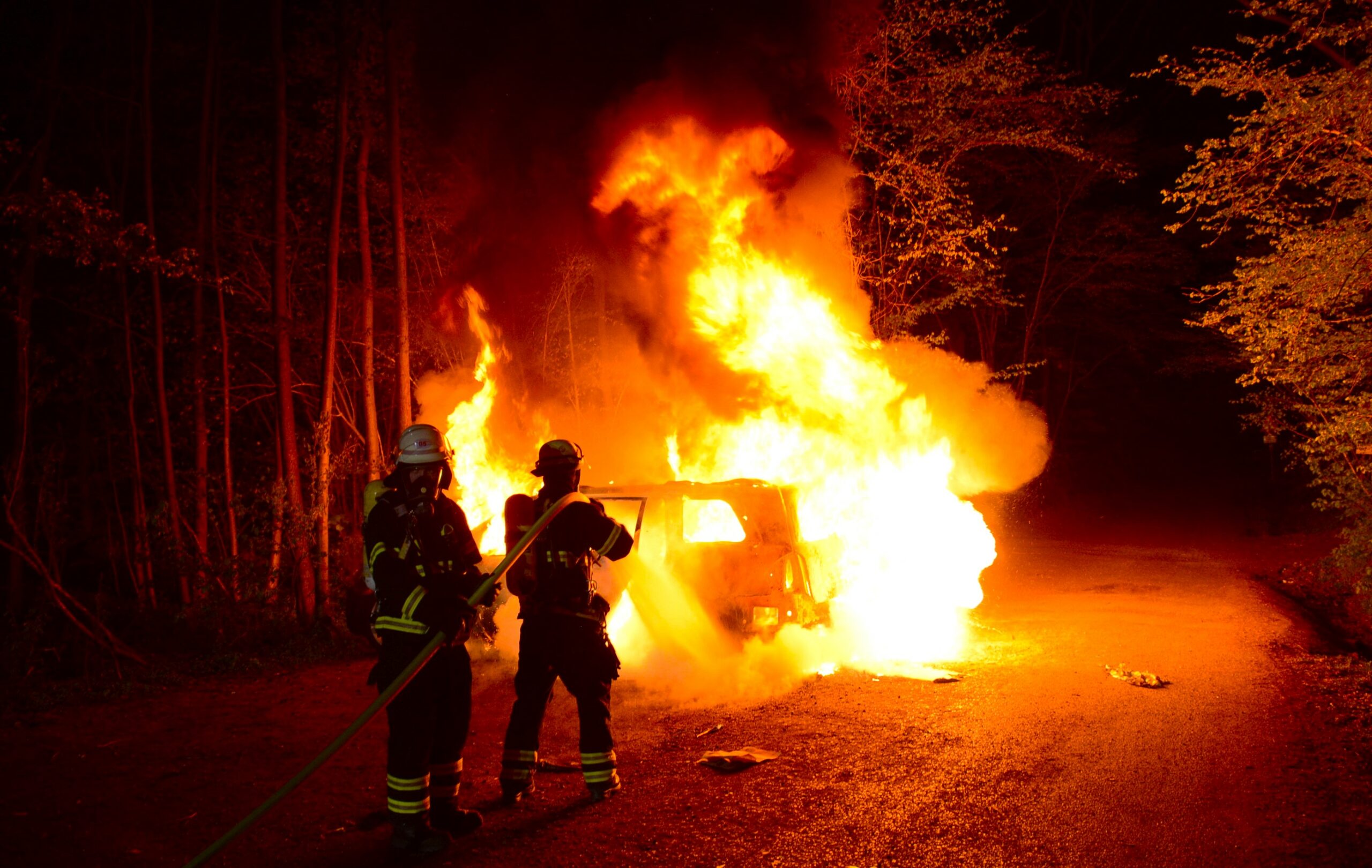 Teurer mercedes SUV in Lohbrügge in Flammen – Polizei schließt Brandstiftung nicht aus