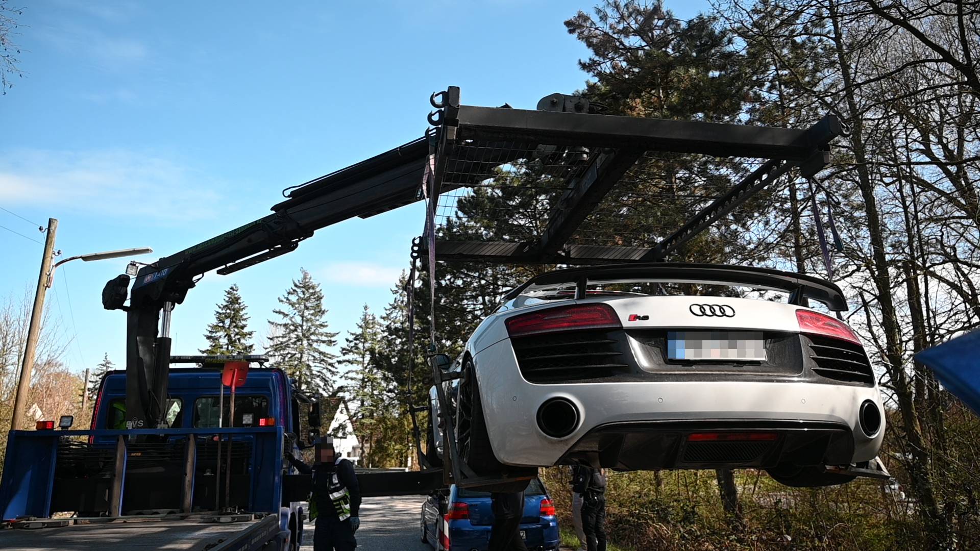 Ein teurer Audi wird abgeschleppt.