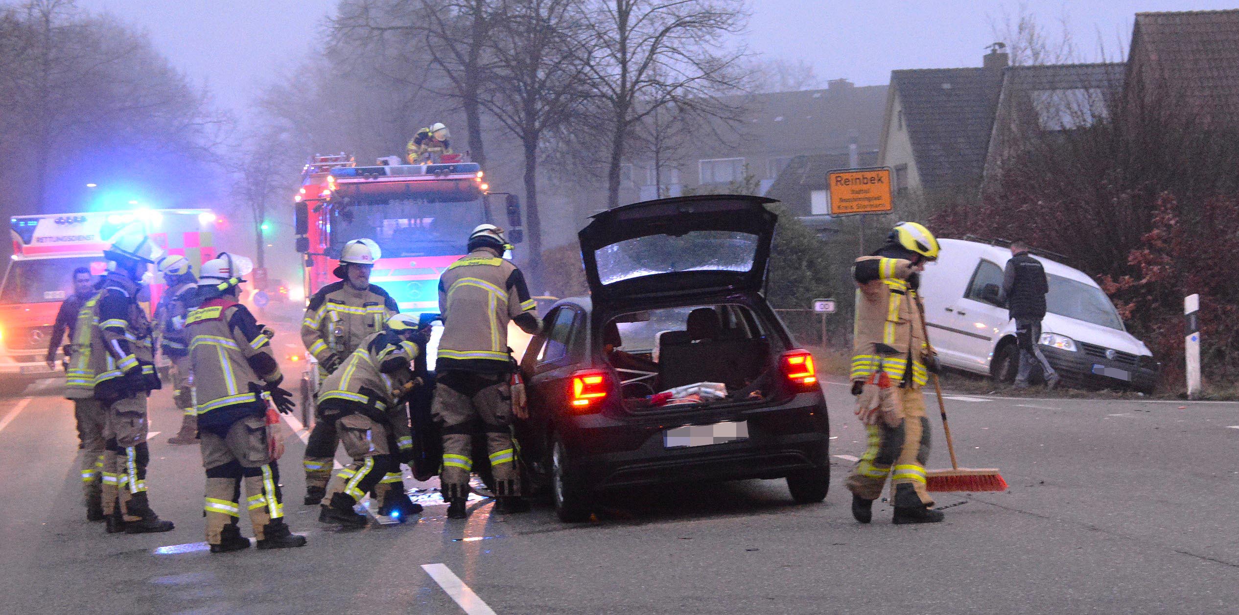 Schwerer Unfall in Reinbek: Der Polo-Fahrer kam verletzt ins Krankenhaus.