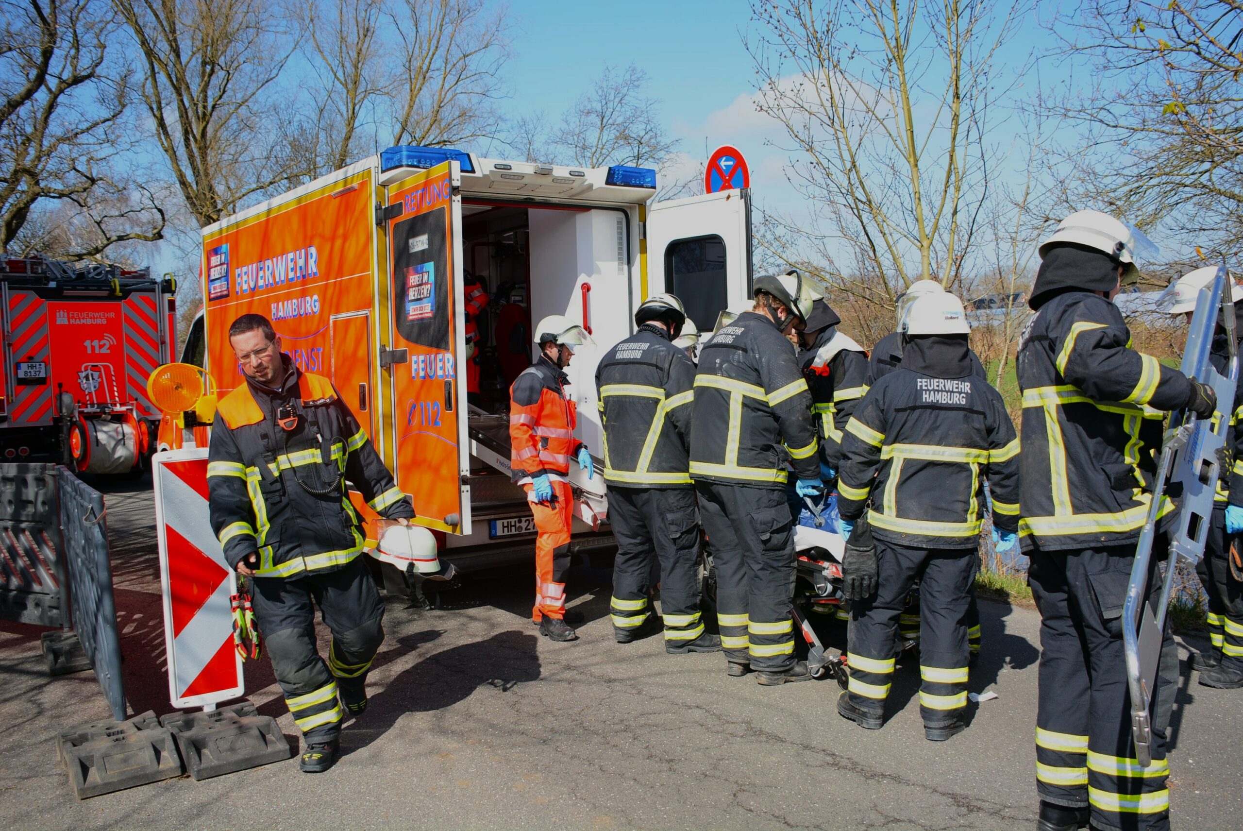 Die Feuerwehr übernahm die Erstversorgung des Bauarbeiters, der durchs Schuldach gestürzt war.