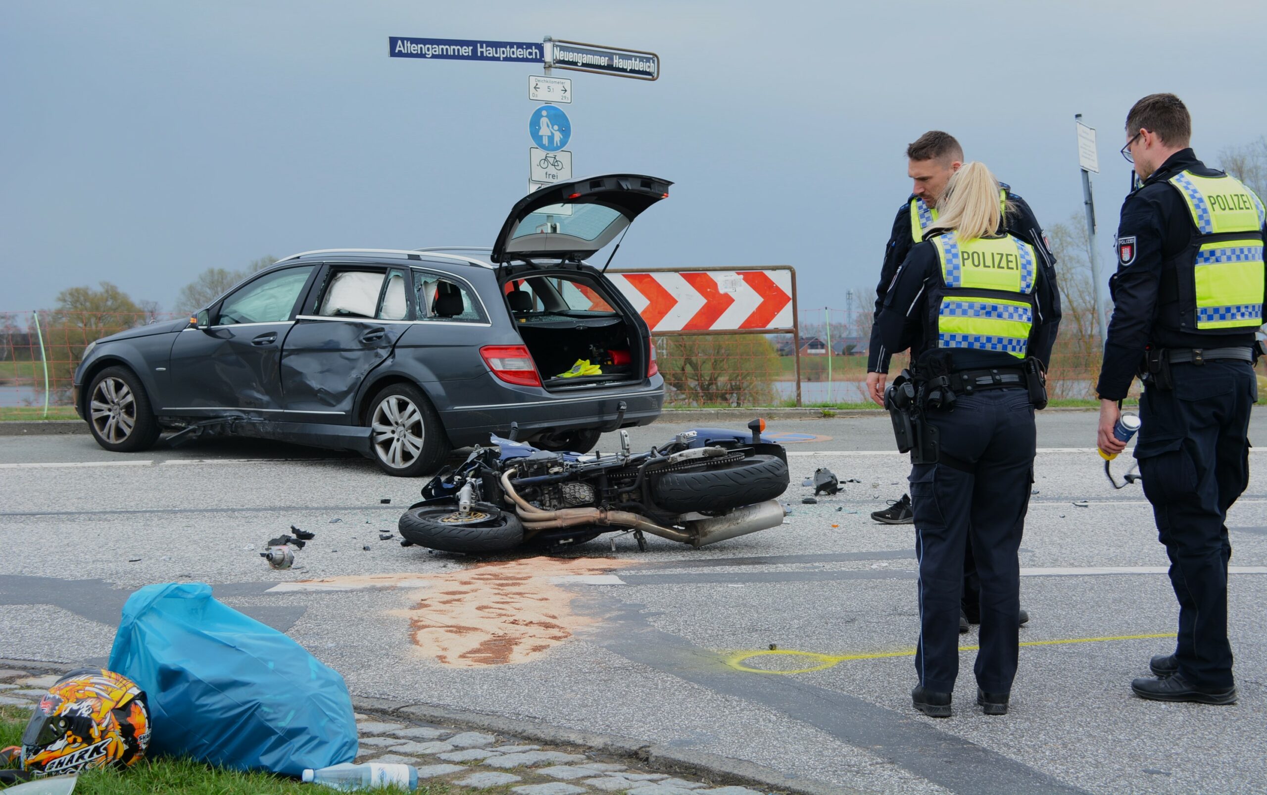 Polizisten stehen an der Ecke Altengammer Hauptdeich/Neuengammer Hauptdeich.