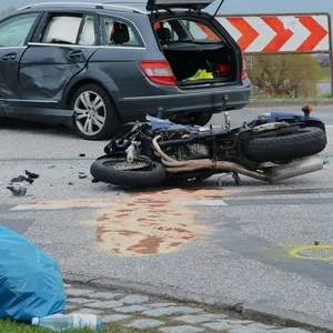 Polizisten stehen an der Ecke Altengammer Hauptdeich/Neuengammer Hauptdeich.
