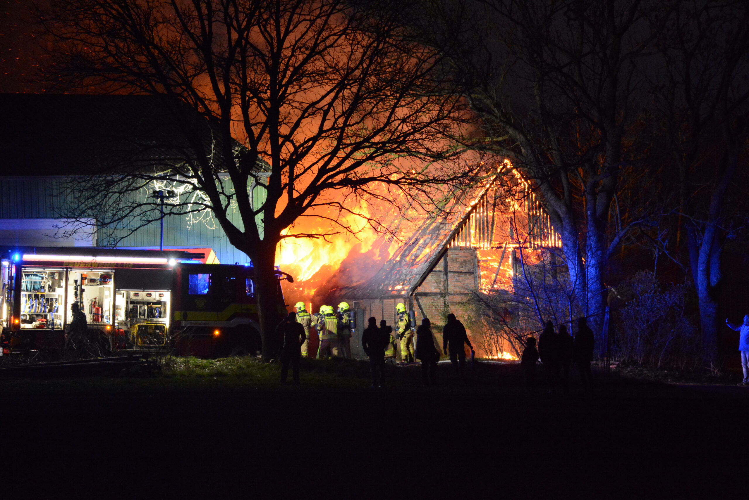 Flammen zerstörten den Großteil des Gebäudes.
