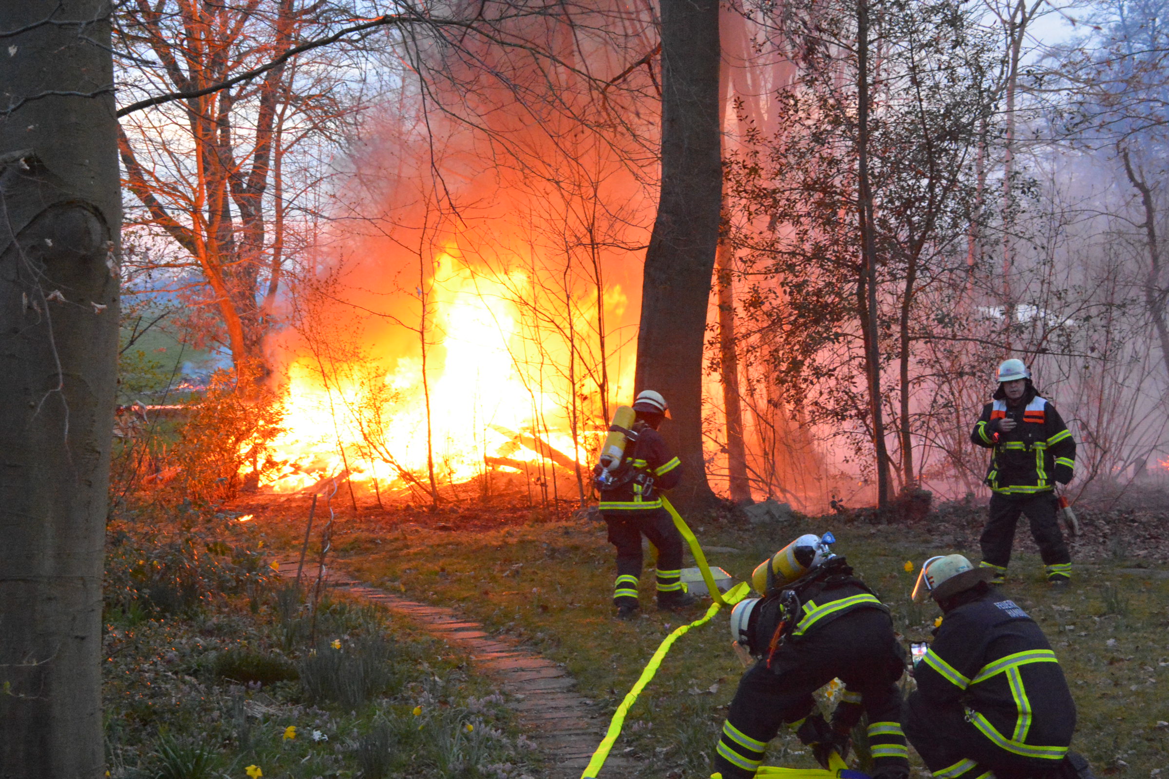Feuerwehrkräfte löschen Flammen in Reitbrook.