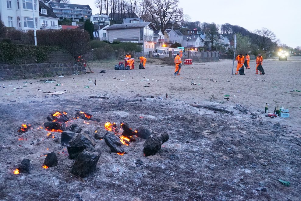 Grillreste, Flaschen und Müll am Elbstrand in Blankenese.