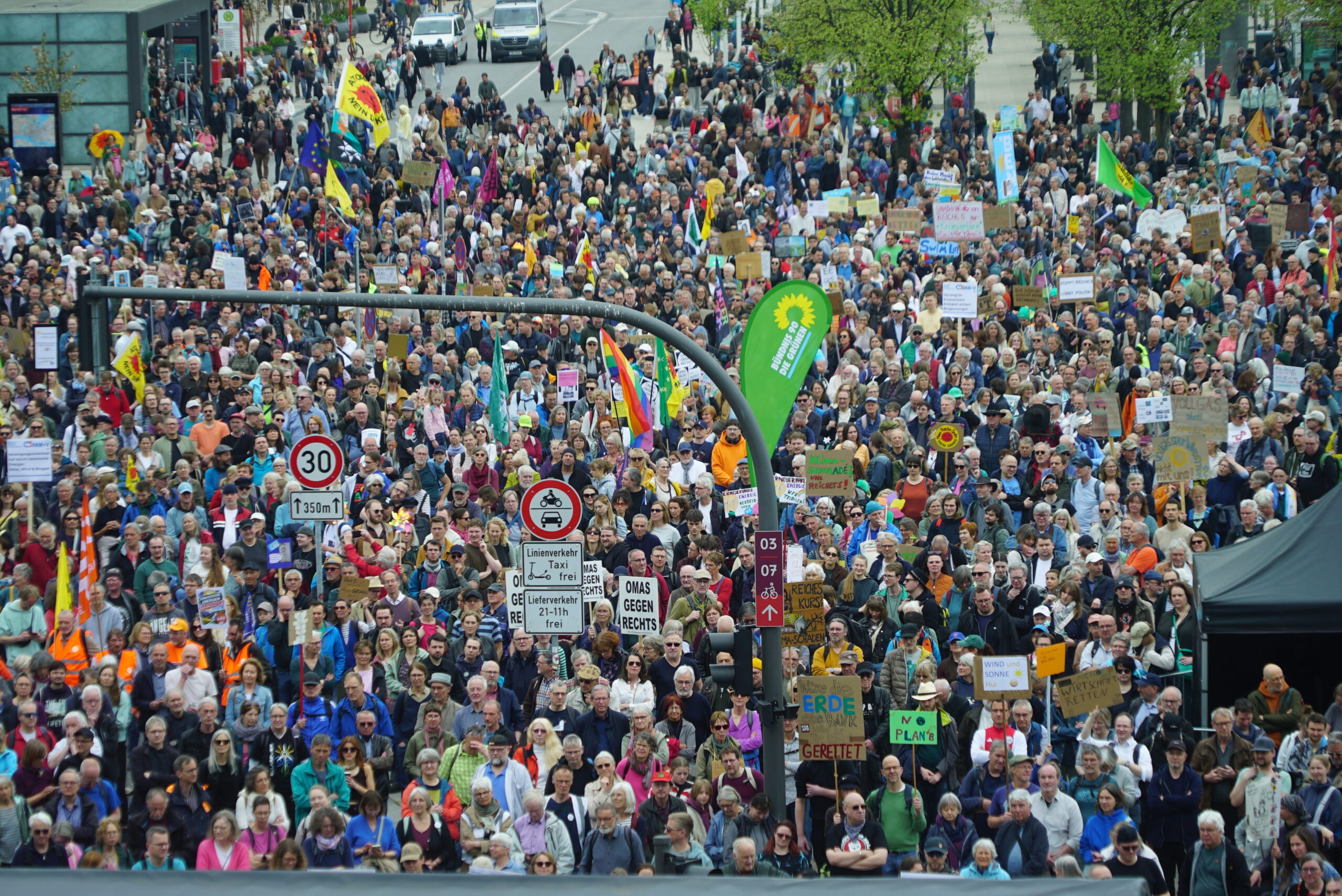 Tausende versammelten sich am Samstag in der Innenstadt, um gegen die Energiepolitik von Wirtschaftsministerin Reiche zu demonstrieren.