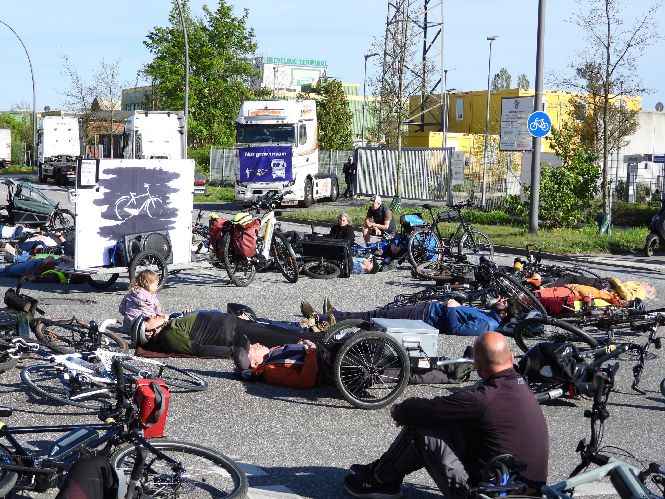 Mahnwache in Billbrook: Ein Radfahrer wurde hier von einem Lkw überrollt.