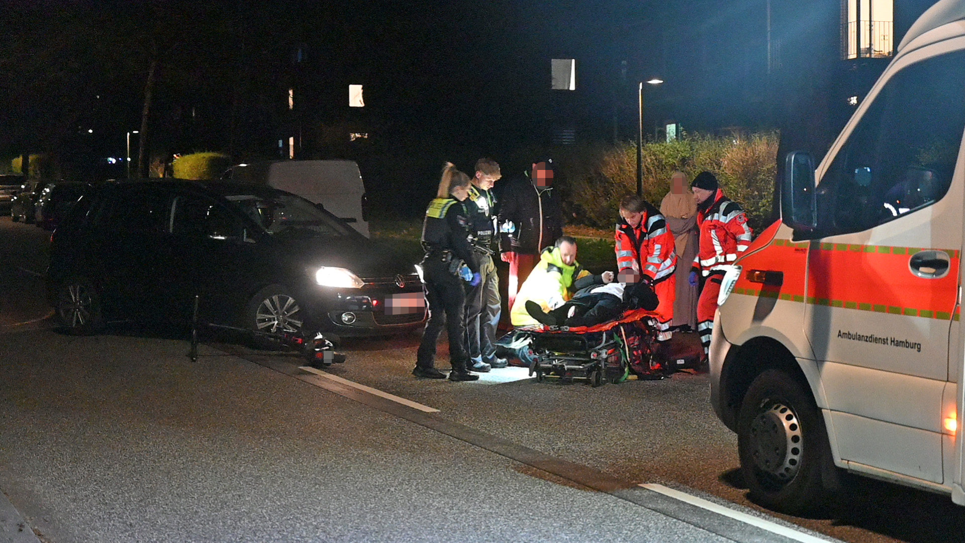 Der Fahrer eines E-Scooters stürzte bei einem Unfall mit einem Golf.