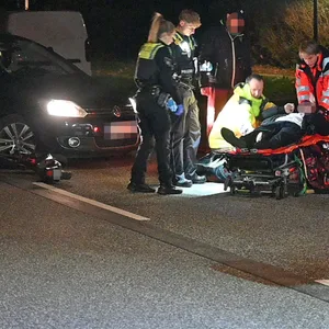 Der Fahrer eines E-Scooters stürzte bei einem Unfall mit einem Golf.
