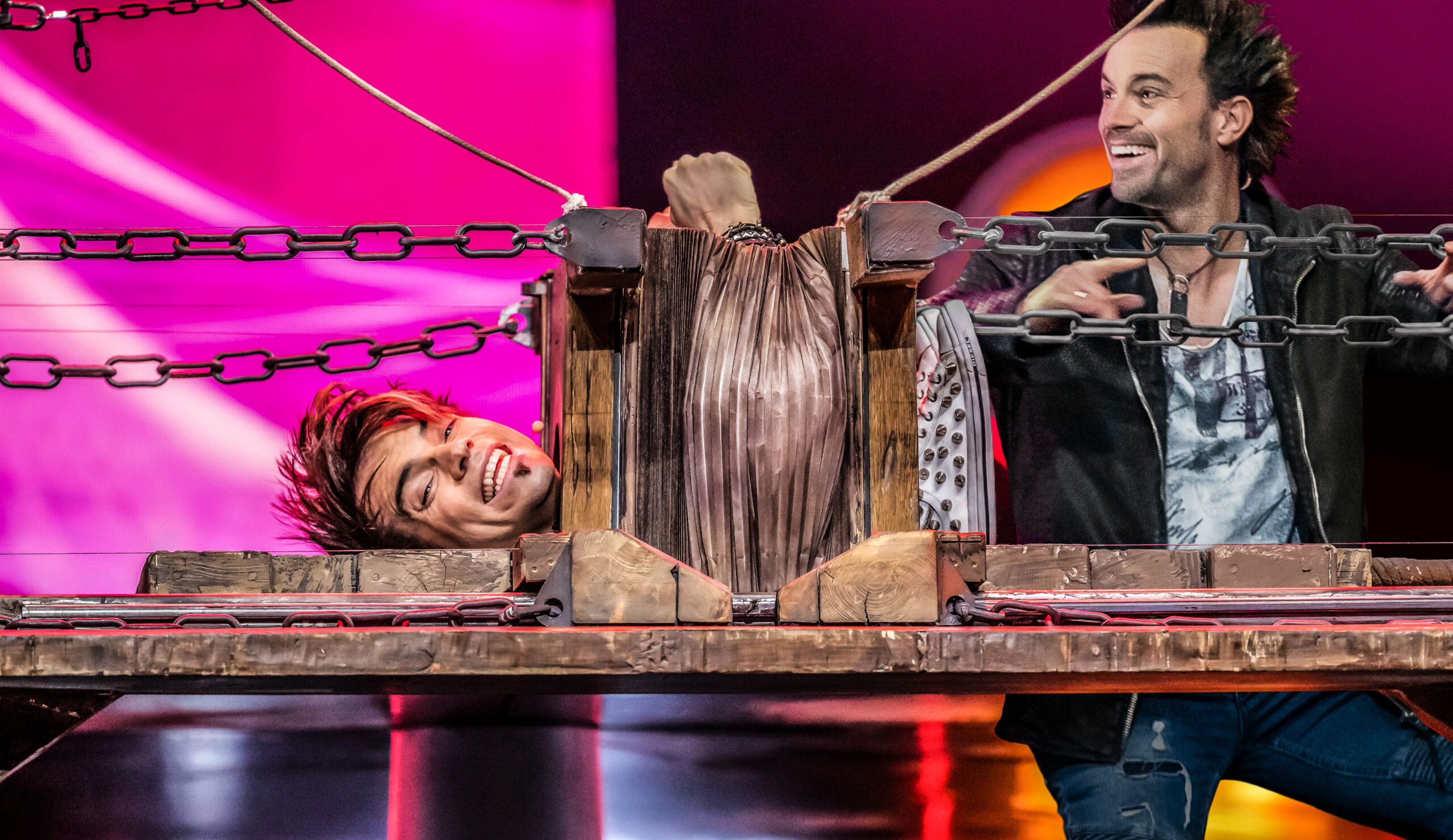 Die Ehrlich Brothers zeigen einen Zaubertrick während einer Show.