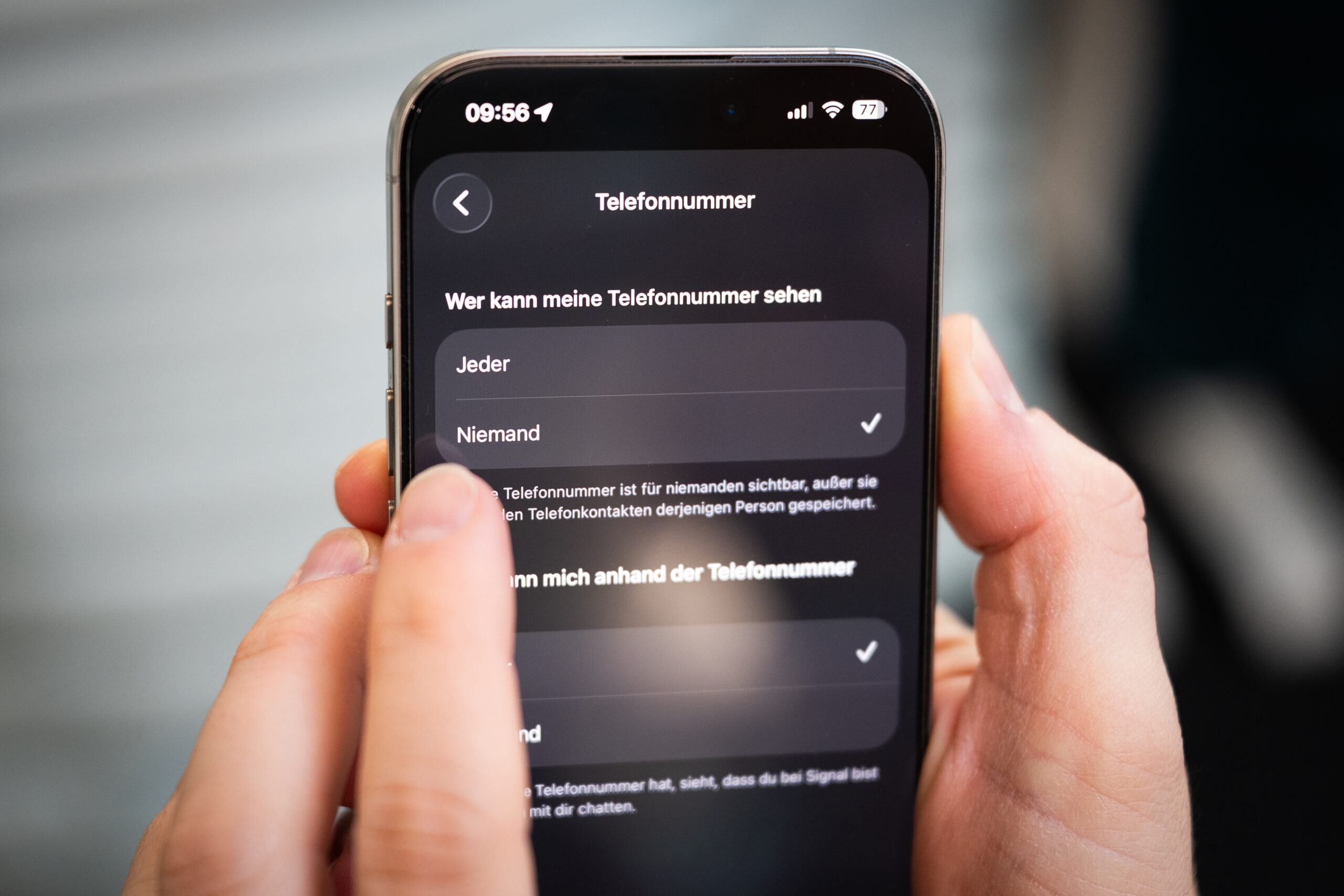 Ein Mann in den Einstellungen der App Signal