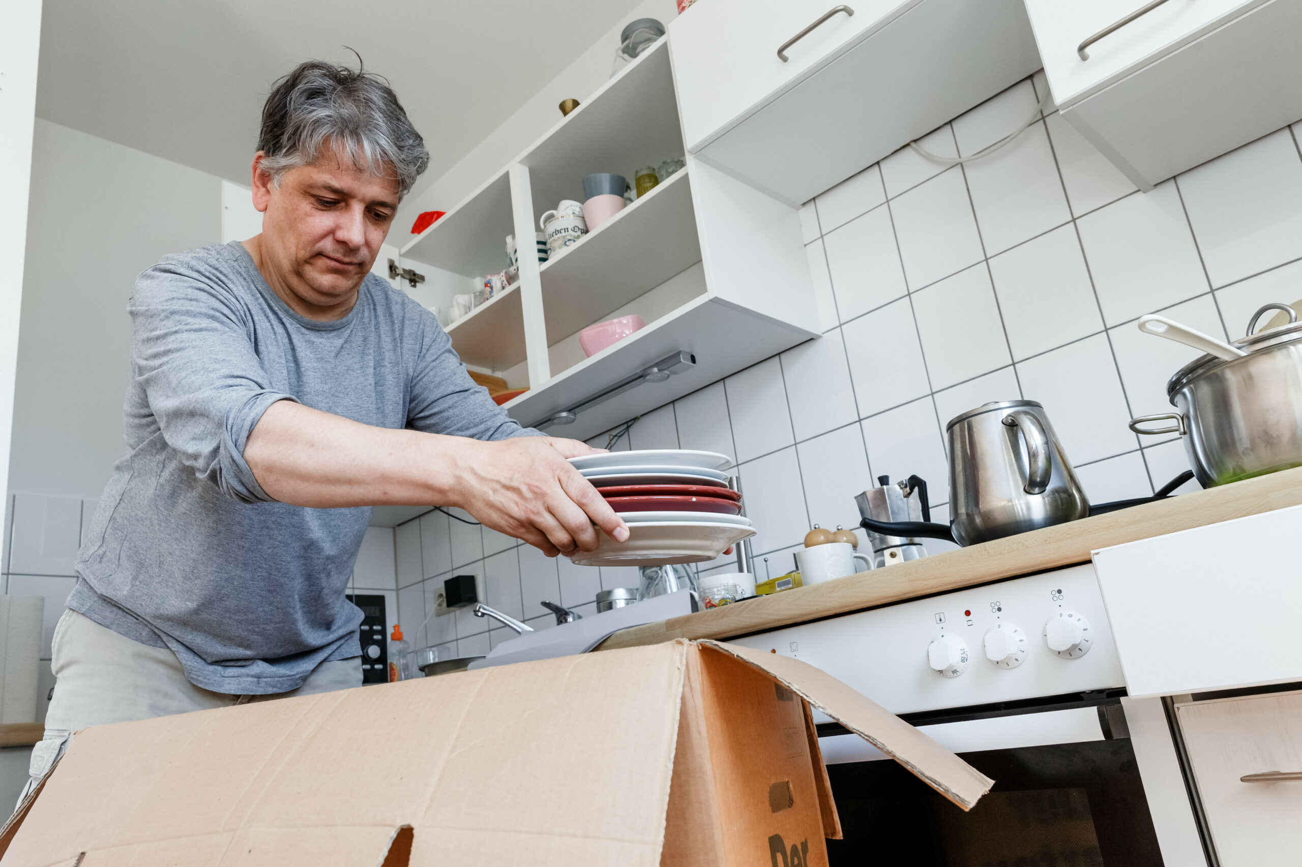 Besser jetzt ausmisten als später: Nicht jeder Teller aus alten Zeiten muss mit ins neue Zuhause.