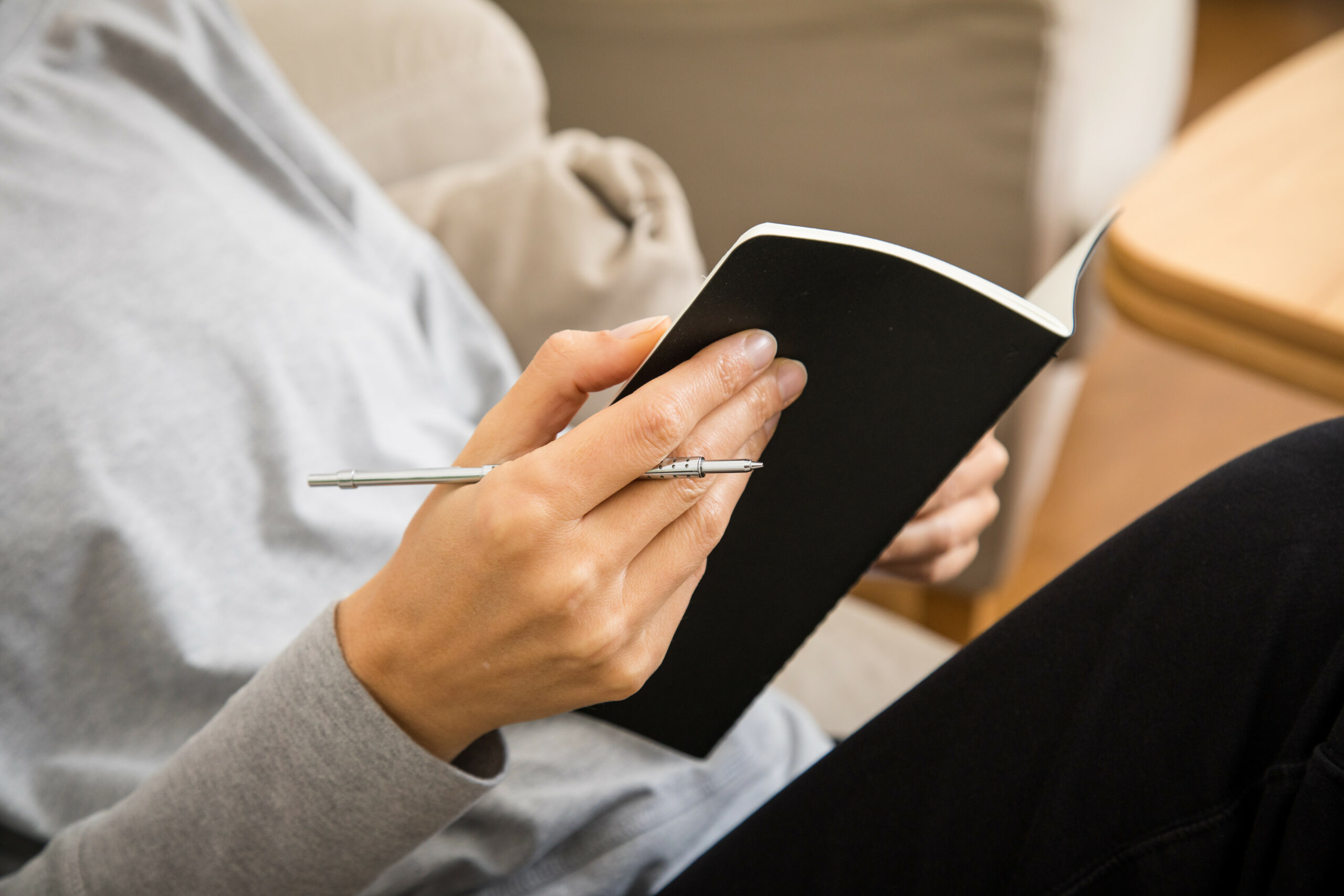 Eine Frau beim Journaling