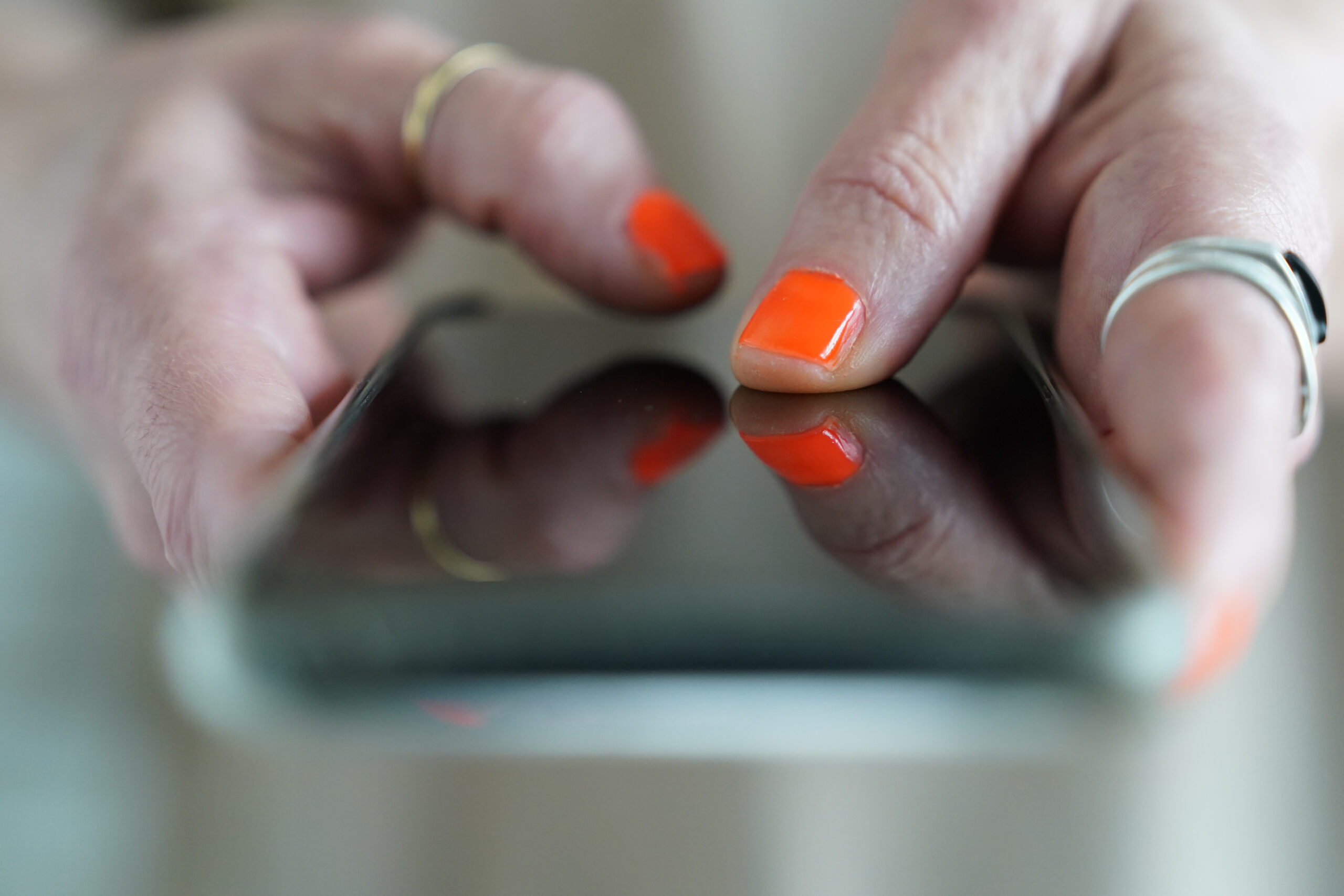 Eine Frau tippt auf einem Smartphone