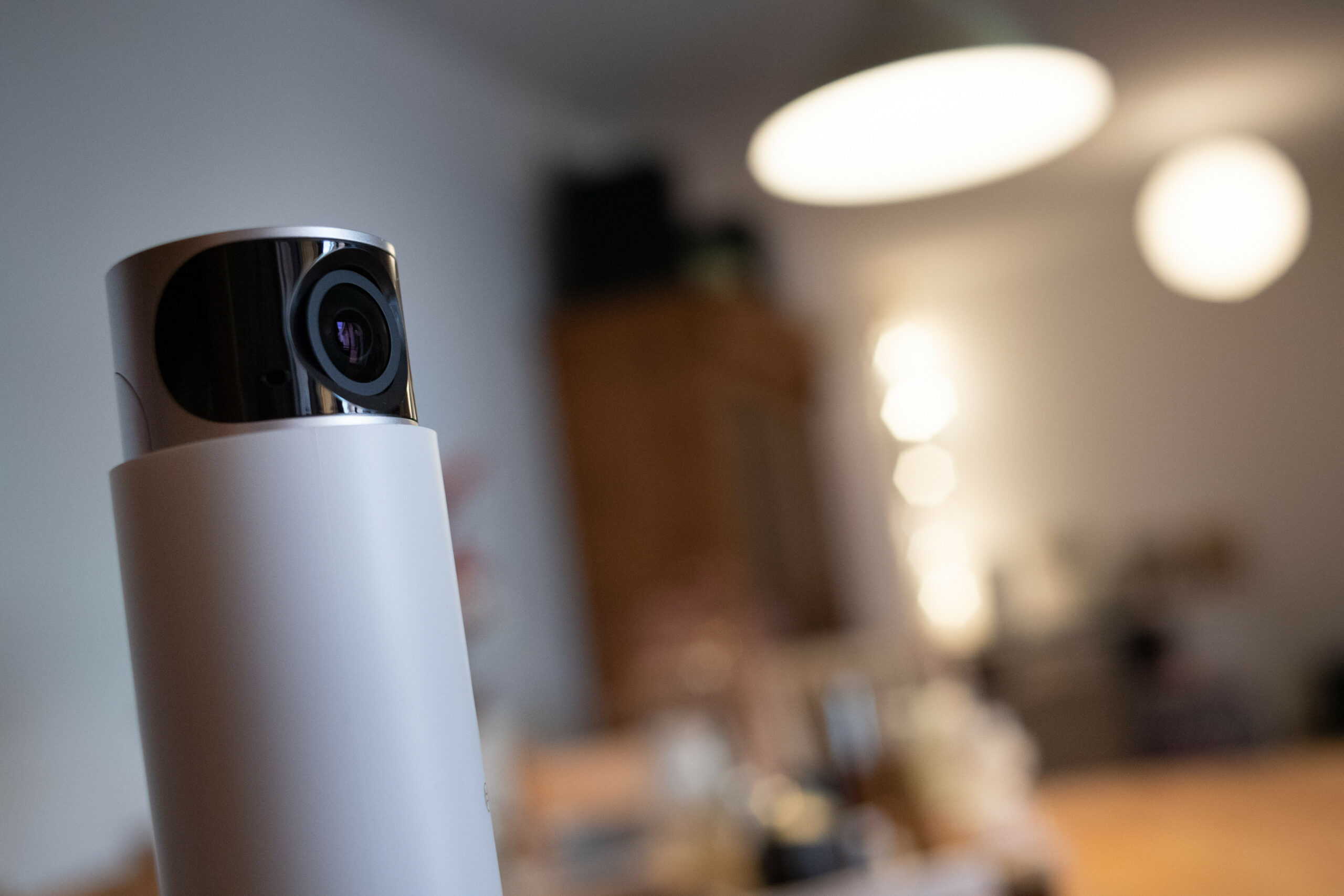 Eine 360-Grad-Ueberwachungskamera fuer den Innenbereich in einem Wohnzimmer