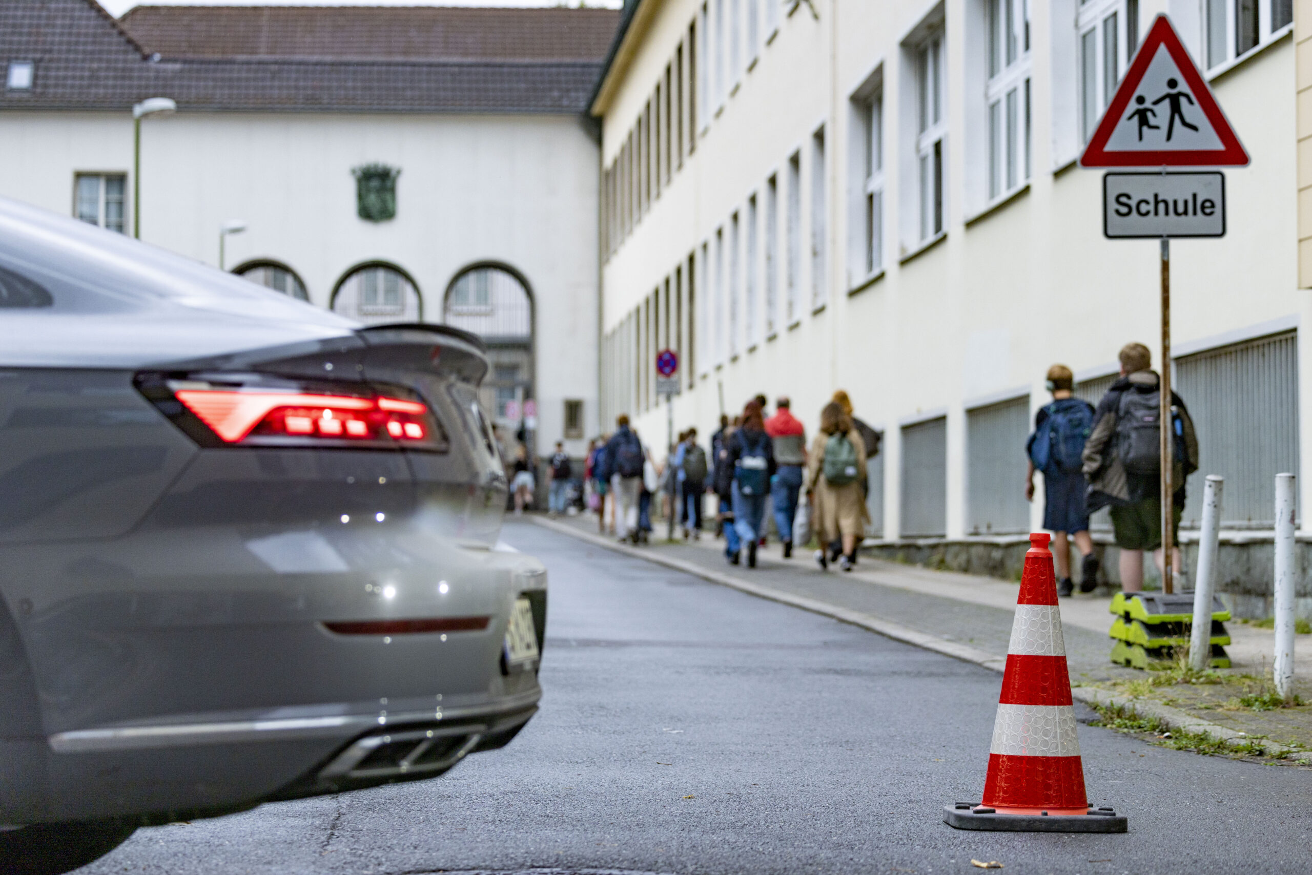 Viele Eltern „kippen“ ihre Kinder gern vor der Schultür aus – das ahndet die Polizei dann.