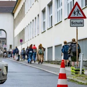 Viele Eltern „kippen“ ihre Kinder gern vor der Schultür aus – das ahndet die Polizei dann.