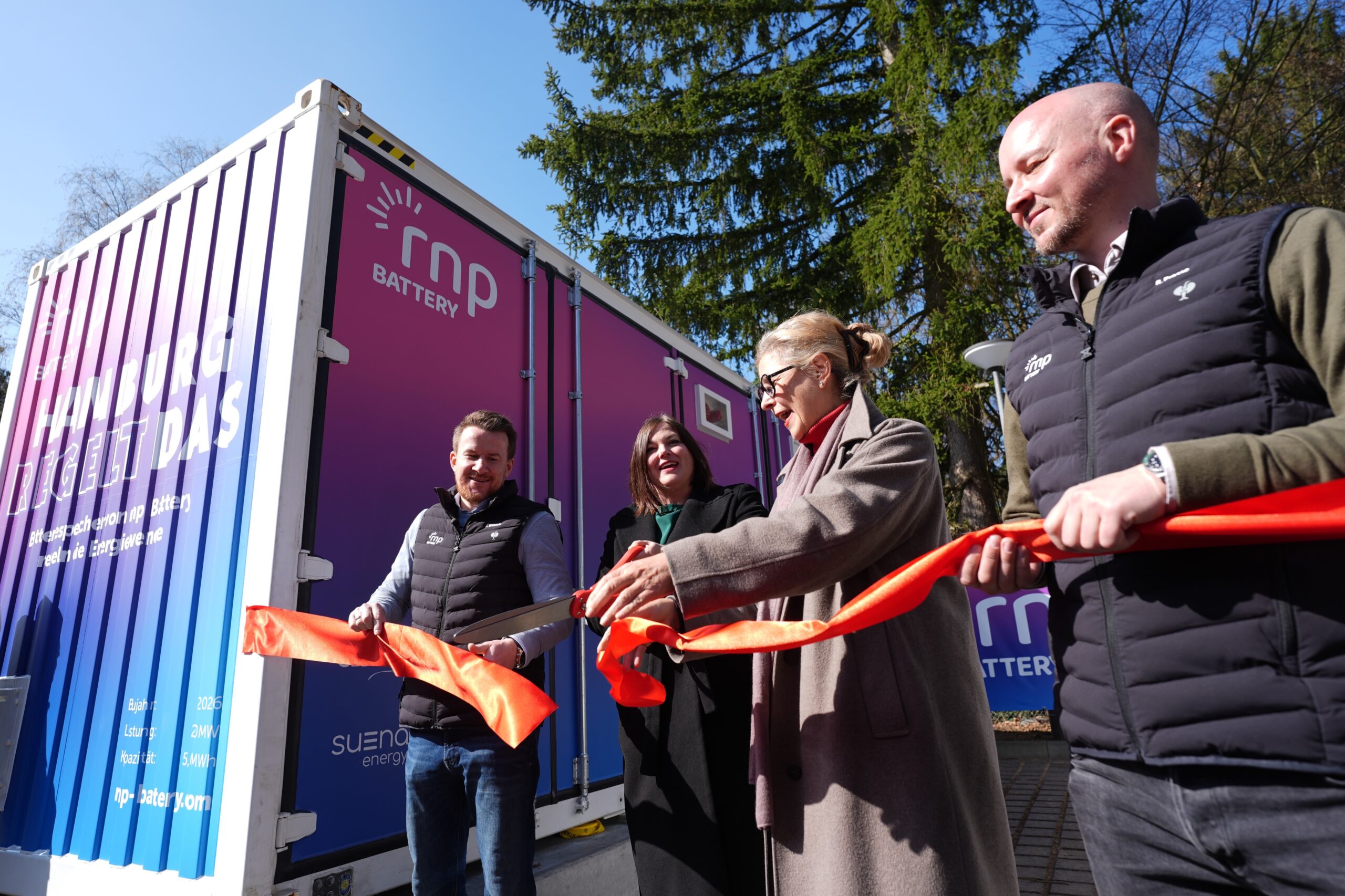 Umweltsenatorin Katharina Fegebank (2.v.l., Grüne) und Bettina Schomburg (2.v.r., SPD), Bezirksamtsleiterin von Hamburg-Nord, eröffnen mit Rene Prasse (r.) und Christian Wübbels (l.), den Chefs von RNP Battery, den Speicher-Container im Gewerbepark Hamburg-Nord.