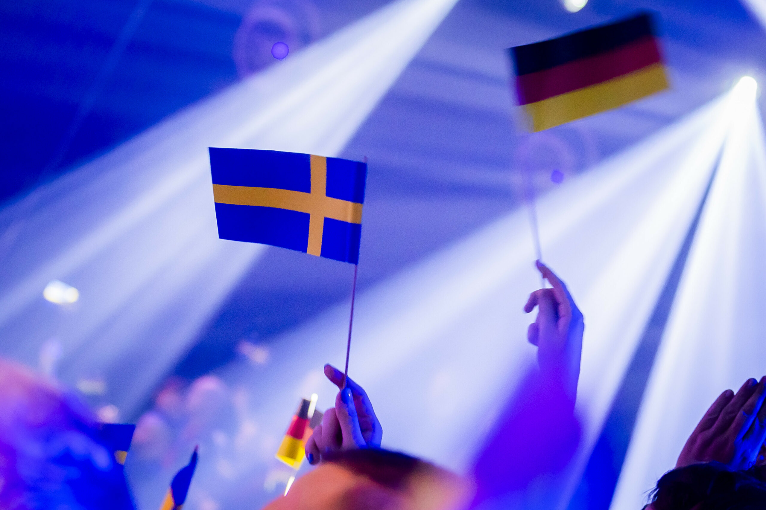 Fans schwingen Fähnchen beim deutschen Finale des ESC 2024.