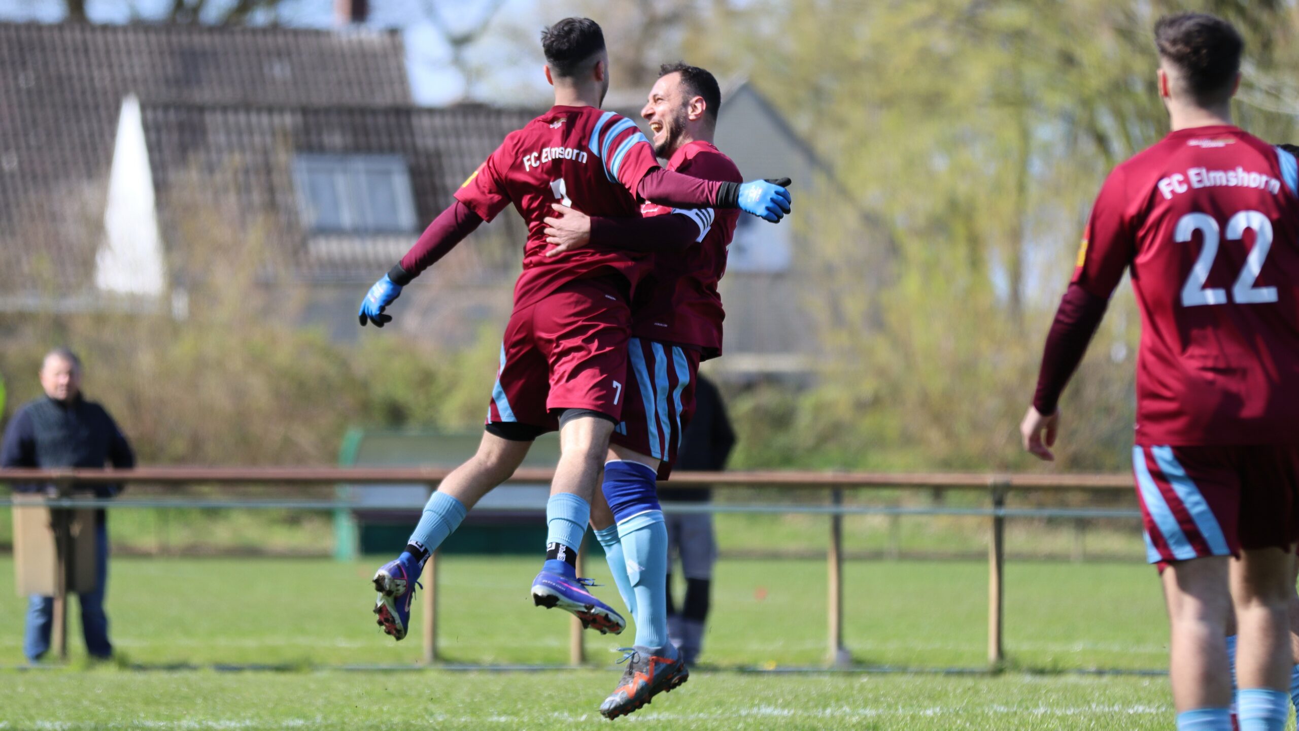 Spieler des FC Elmshorn bejubeln ein Tor in der Bezirksliga Hamburg