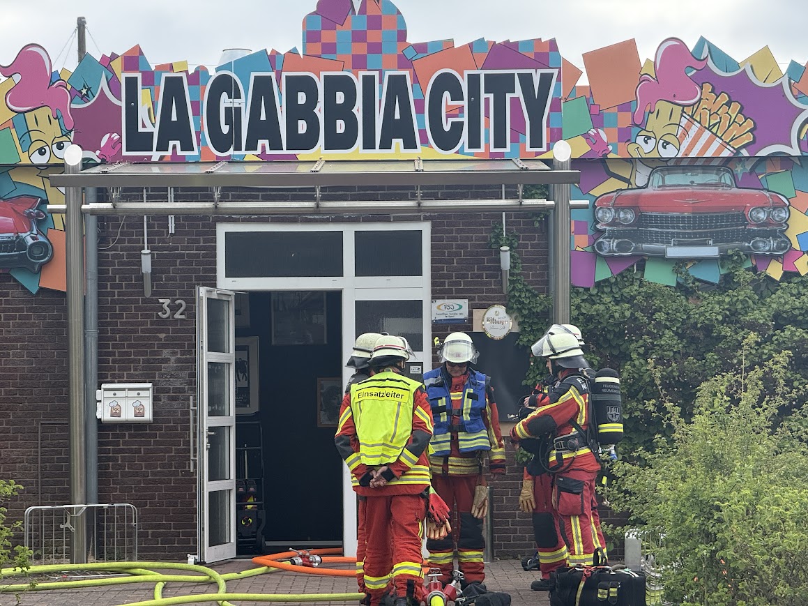 Feuer in Küche eines Restaurant in Neumünster – Feuerwehr löscht
