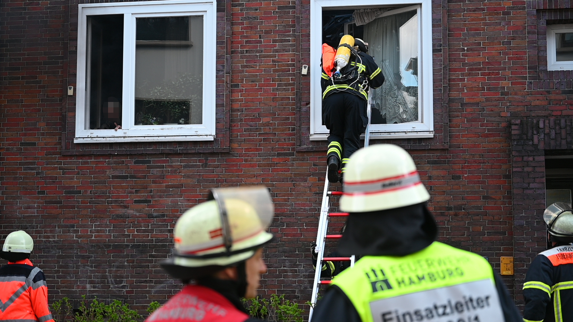 Feuerwehrleute gehen in Wohnung