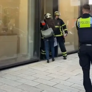 Einsatzkräfte vor dem vernebelten Geschäft in der Hamburger City.