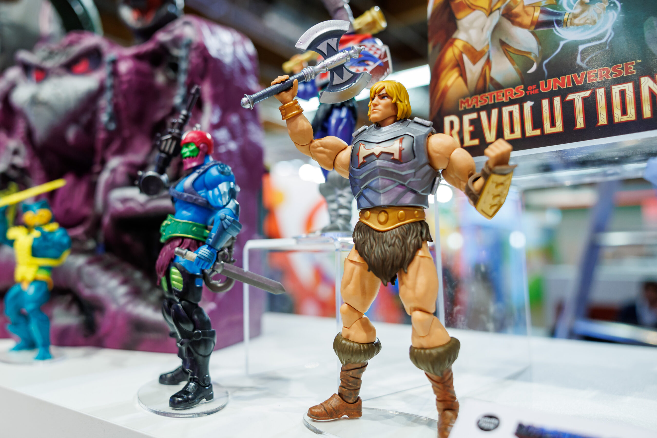 Die Actionfigur He-Man (r.) von Masters Of The Universe auf einer Spielzeugmesse.