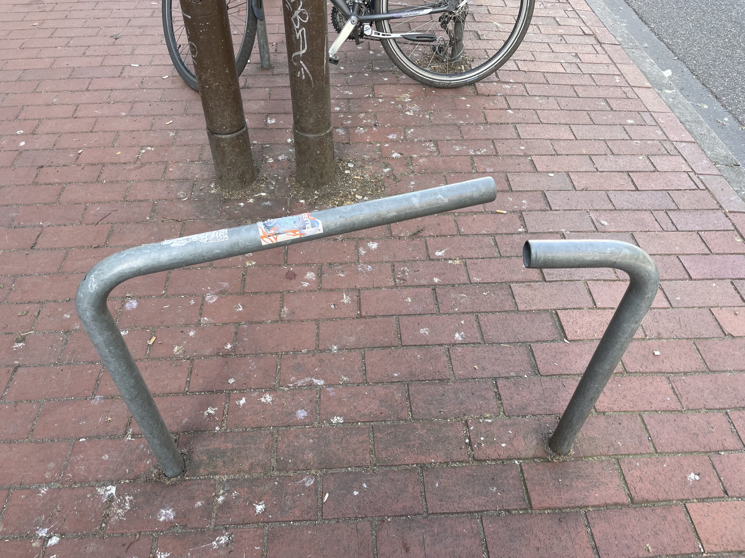 Aufgeflexte Fahrradständer vor dem Aldi am Bahnhof Altona.