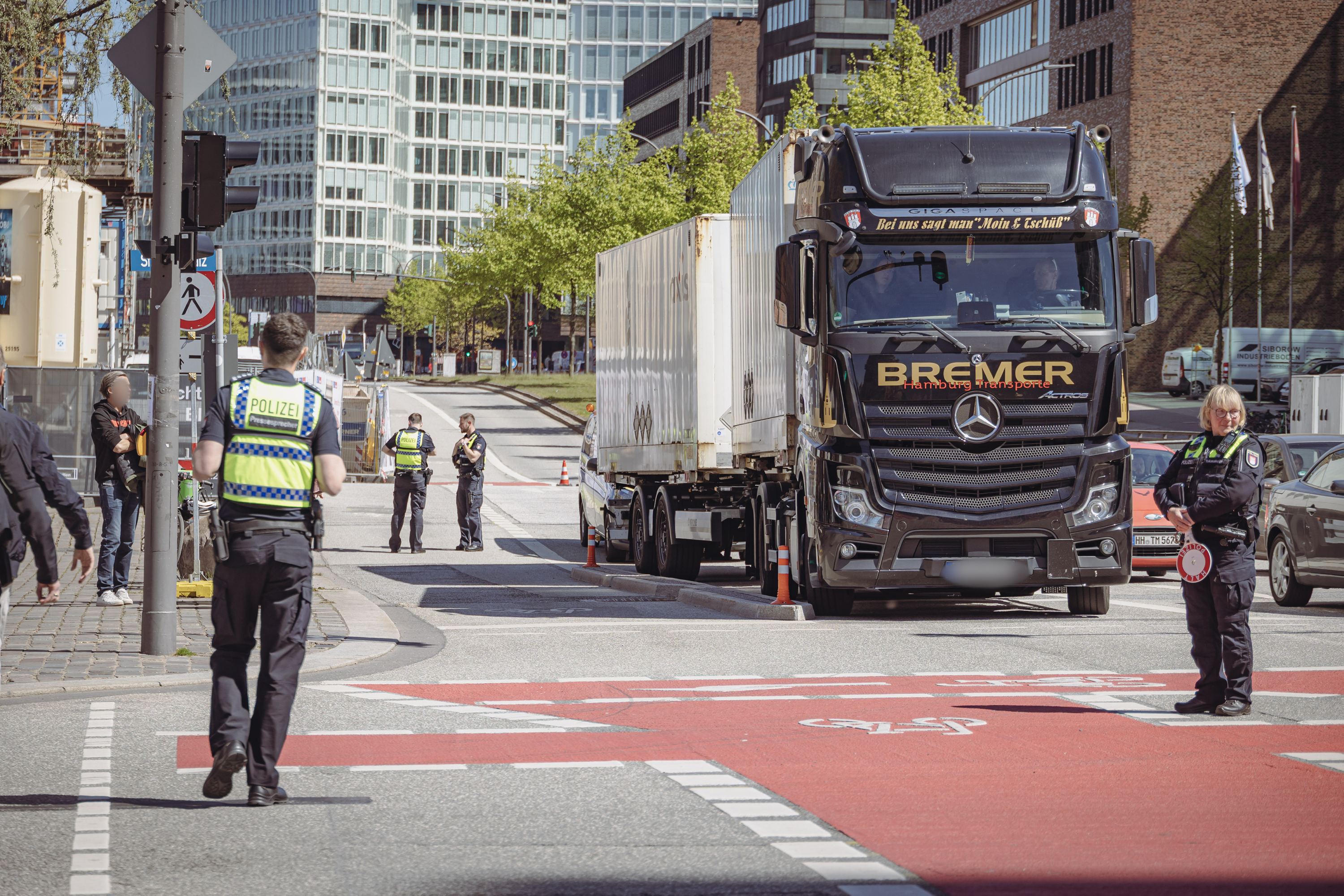 Zum bundesweiten Verkehrssicherheitsaktionstag führte die Polizei in der HafenCity eine große Kontrolle durch.