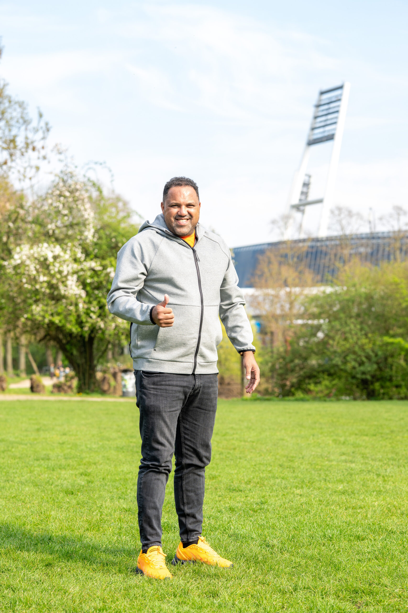 Ailton vor dem Weserstadion von Werder Bremen vor dem Spiel gegen den HSV