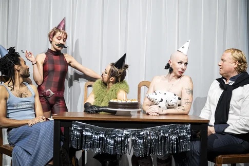 Das geht am Dienstag, den 21. April 2026 in Hamburg: Das Thalia Theater zeigt das Stück „Frommer Tanz”