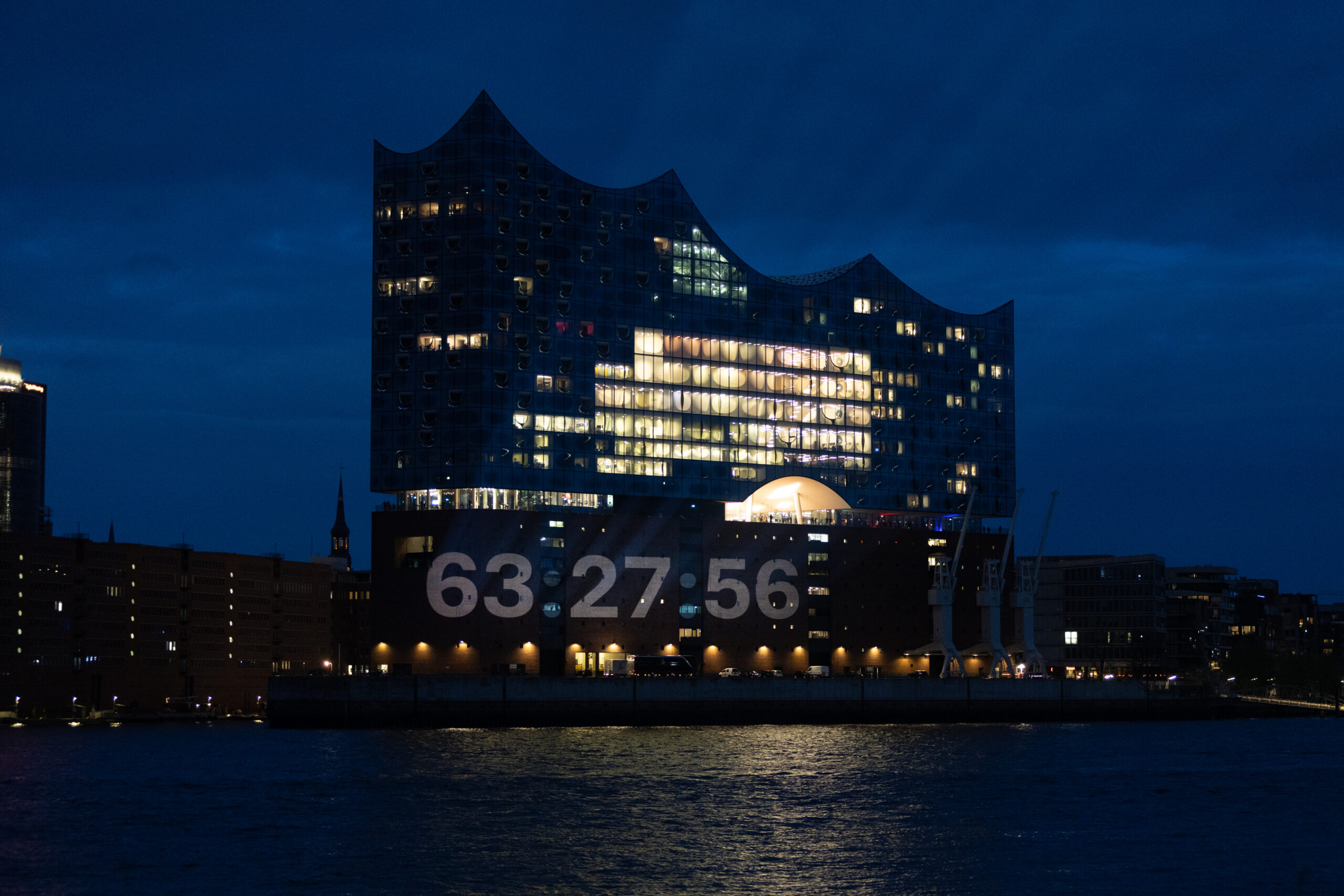 Der mysteriöse Countdown erschien diesmal auf der Fassade der Elbphilharmonie im Hamburger Hafen.
