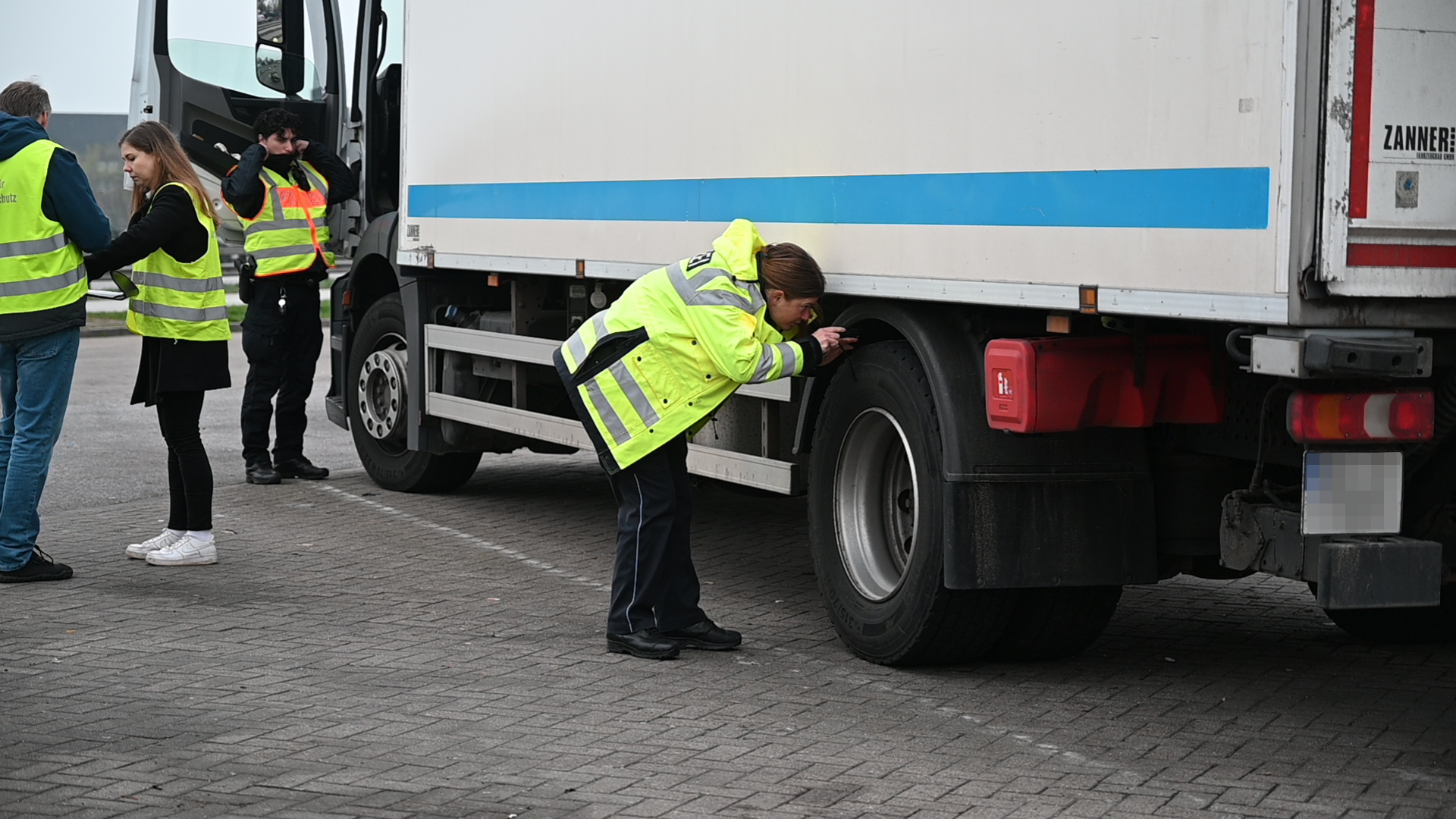 Eine Polizeibeamtin kontrolliert einen Lkw auf der Autobahn-Raststätte Stillhorn-West.