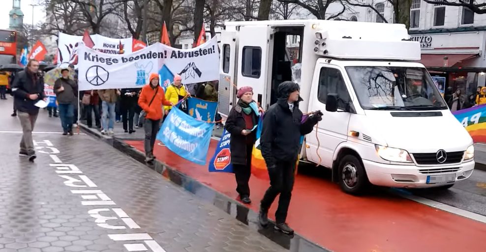 Demo „Hands off Iran“ am 13. März in Hamburg. Laut „Hamburger Bündnis gegen Rechts“ gehört der Lautsprecherwagen einem bekannten Querdenker.