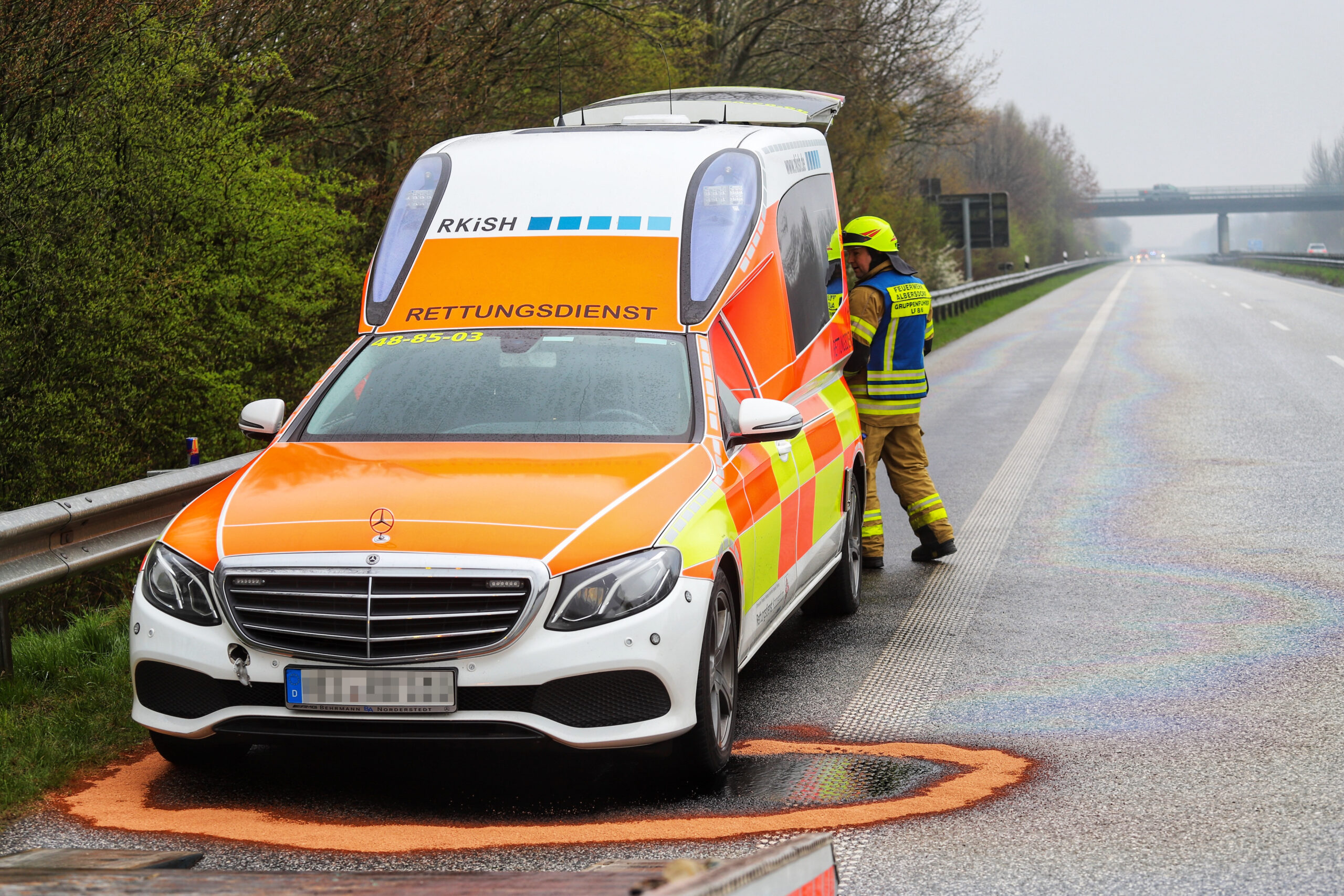 Feuerwehrleute haben die Ölspur auf der A23 bei Albersdorf abgestreut.
