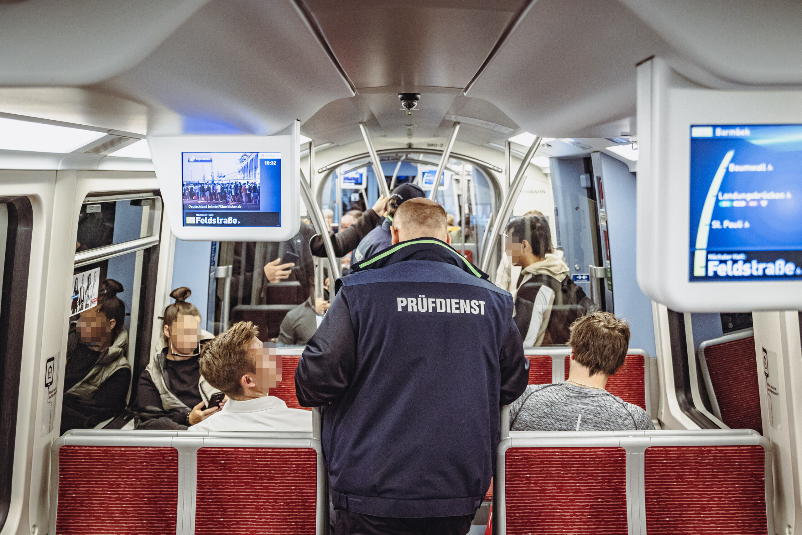 Ein Mitarbeiter der Hochbahn überprüft die Tickets in der U-Bahn.