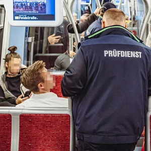 Ein Mitarbeiter der Hochbahn überprüft die Tickets in der U-Bahn.