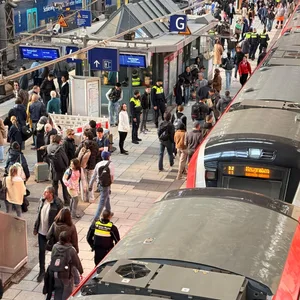 Der S-Bahn-Bahnsteig am Hamburger Hauptbahnhof, nachdem dort eine 51-Jährige ins Gleisbett gefallen war.