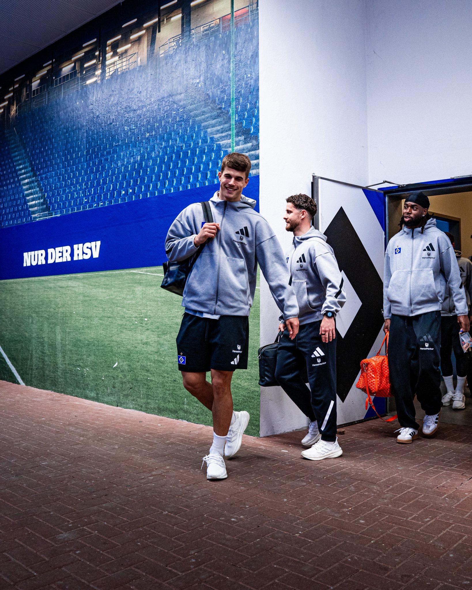 Luka Vuskovic steigt gut gelaunt in den HSV-Bus