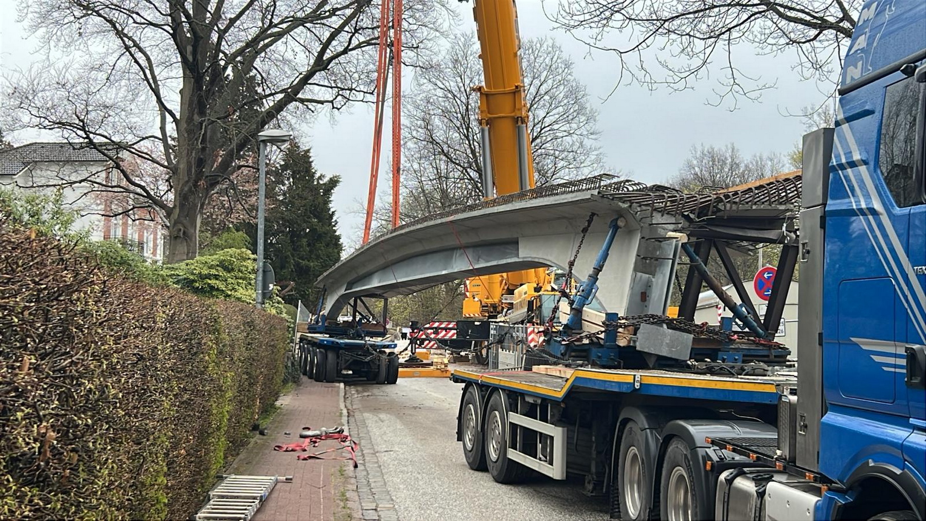 Einer der Träger der neuen Brücke in Reinbek ist beim Transport auf dem Lkw verrutscht.